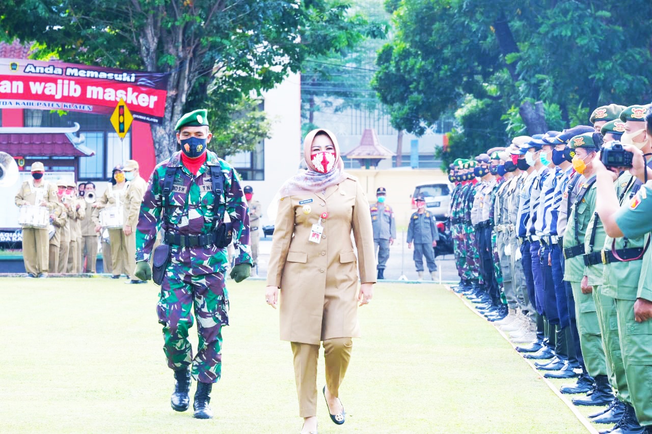 Bupati Klaten Sri Mulyani menginspeksi pasukan keamanan yang akan mengawali berlangsungnya Pilkada 2020.