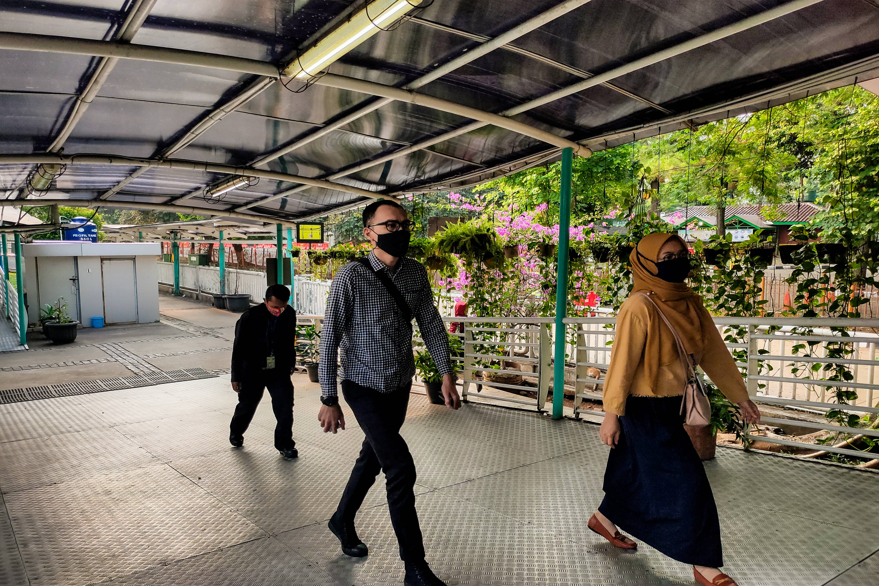 Pekerja berangkat menggunakan moda transportasi umum