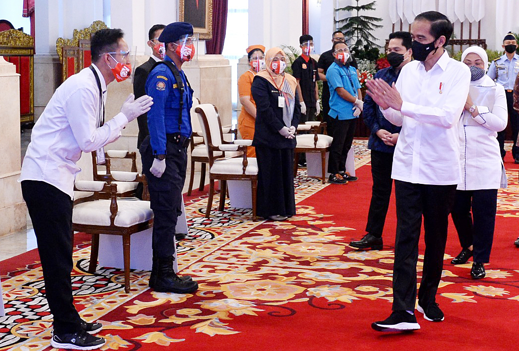 Presiden Joko Widodo menyapa perwakilan pekerja penerima program subsidi upah di Istana Negara