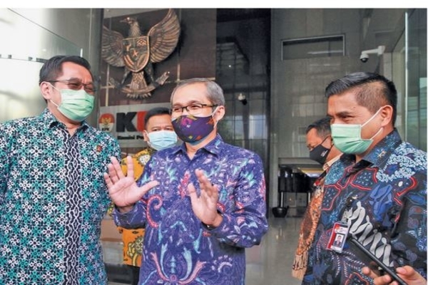 Wakil Ketua KPK Alexander Marwata (tengah), Deputi Penindakan KPK Karyoto (kanan), Direktur Tipikor Bareskrim Polri Brigjen Djoko Poerwanto 