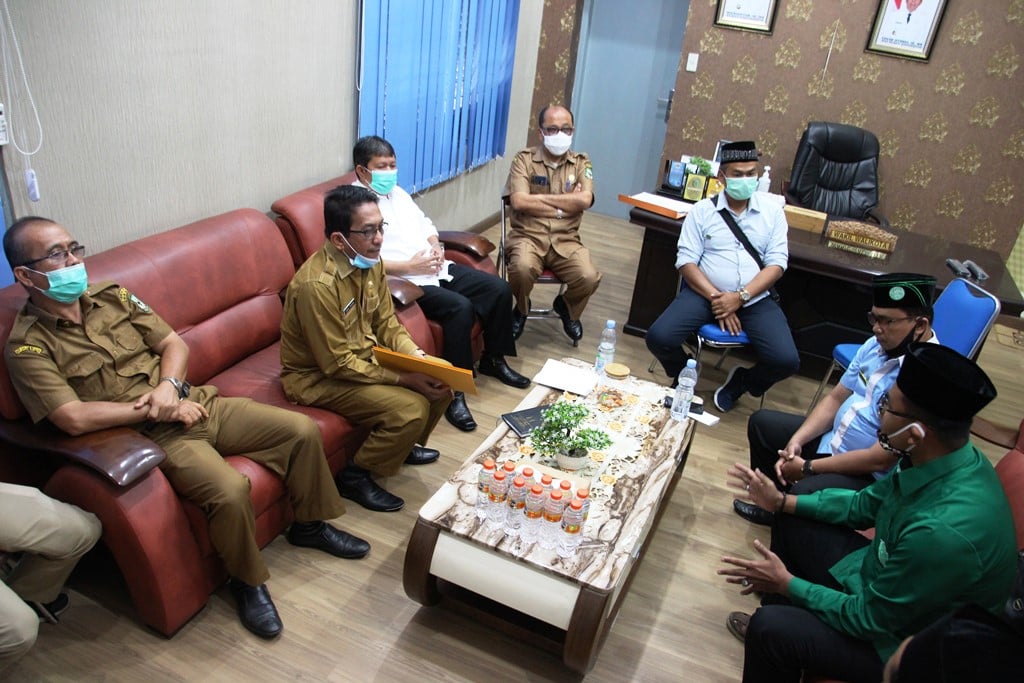 Dua ormas bertemu dengan Direktur RSUD dr Djasemen Saragih dan jajaran terkait pemusalaran jenazah wanita, Selasa (29/9/2020)