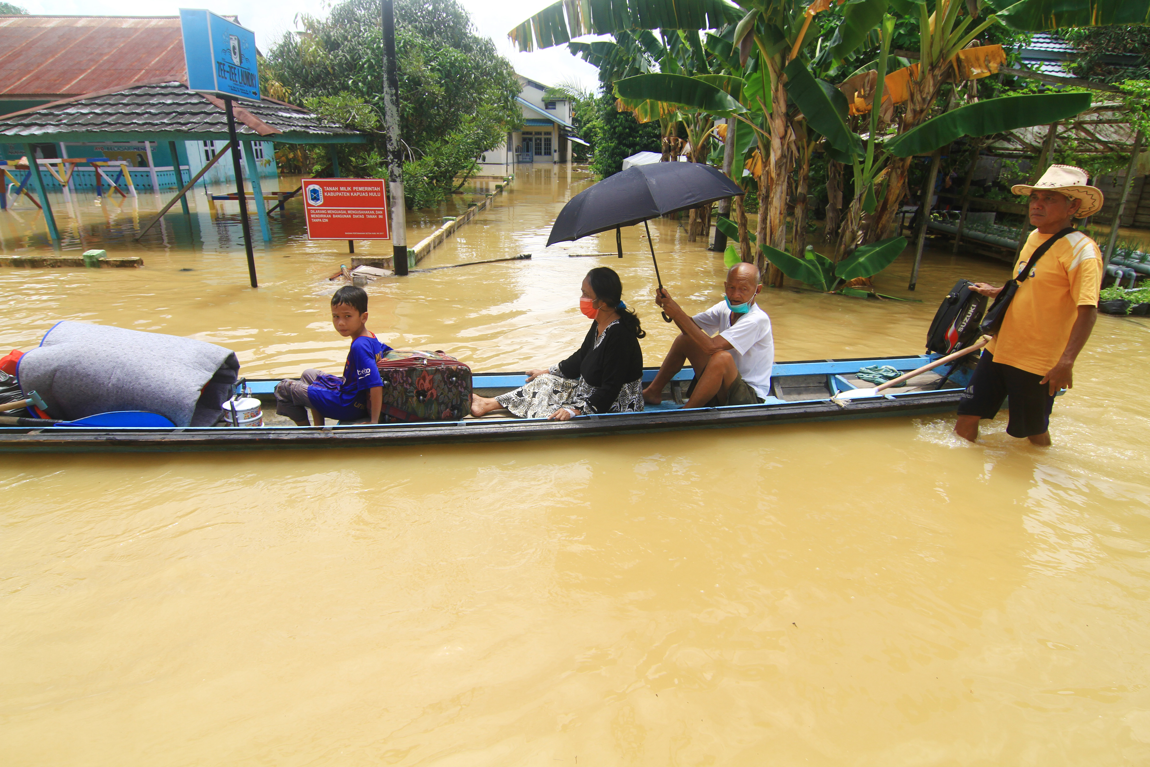 Banjir di Kapuas Hulu, Kalimantan Barat  terjadi akibat tingginya curah hujan selama beberapa hari terakhir.