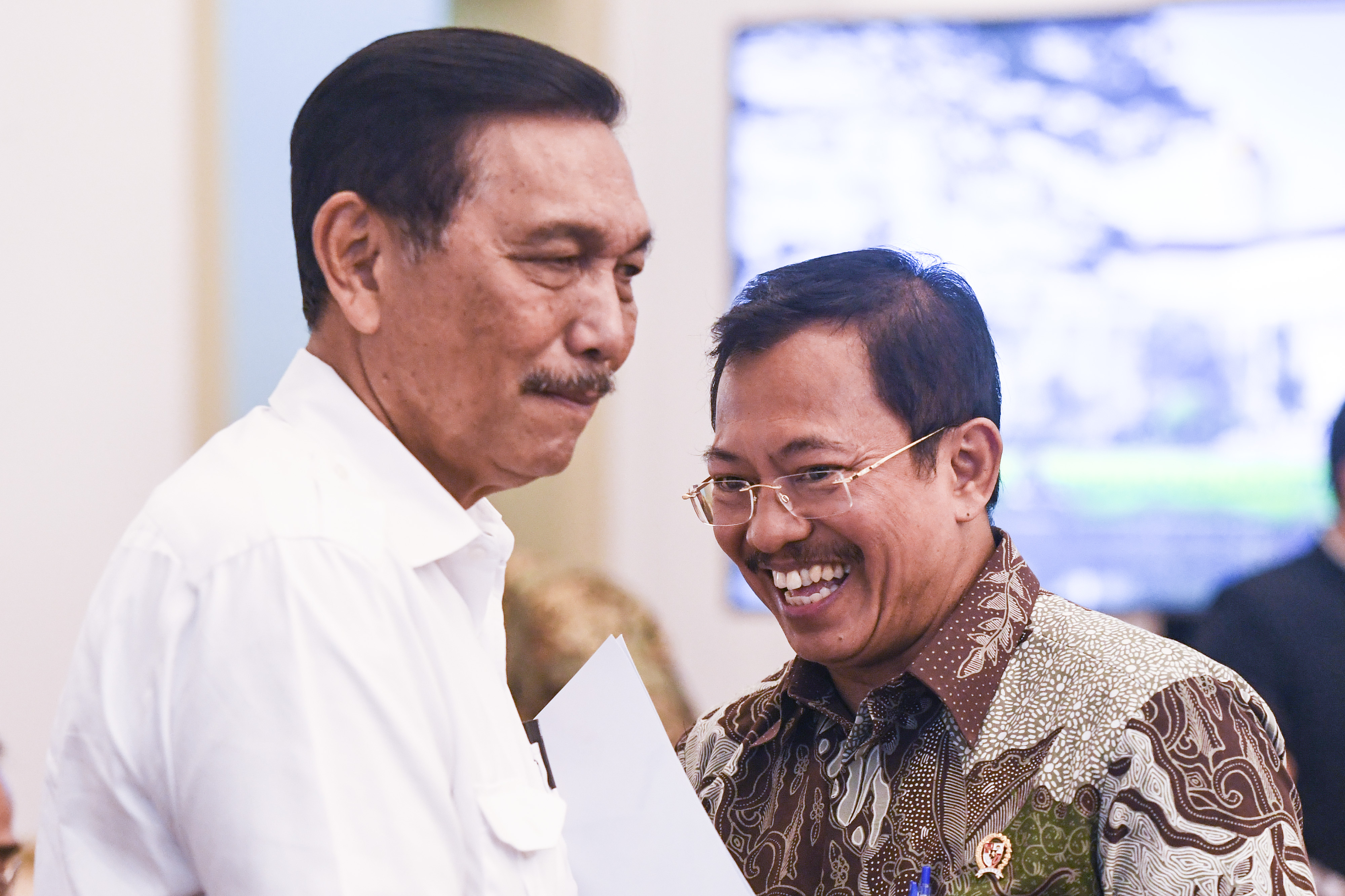 Menteri Kesehatan Terawan Agus Putranto (kanan) berbincang dengan Menko Kemaritiman dan Investasi Luhut Binsar Pandjaitan.