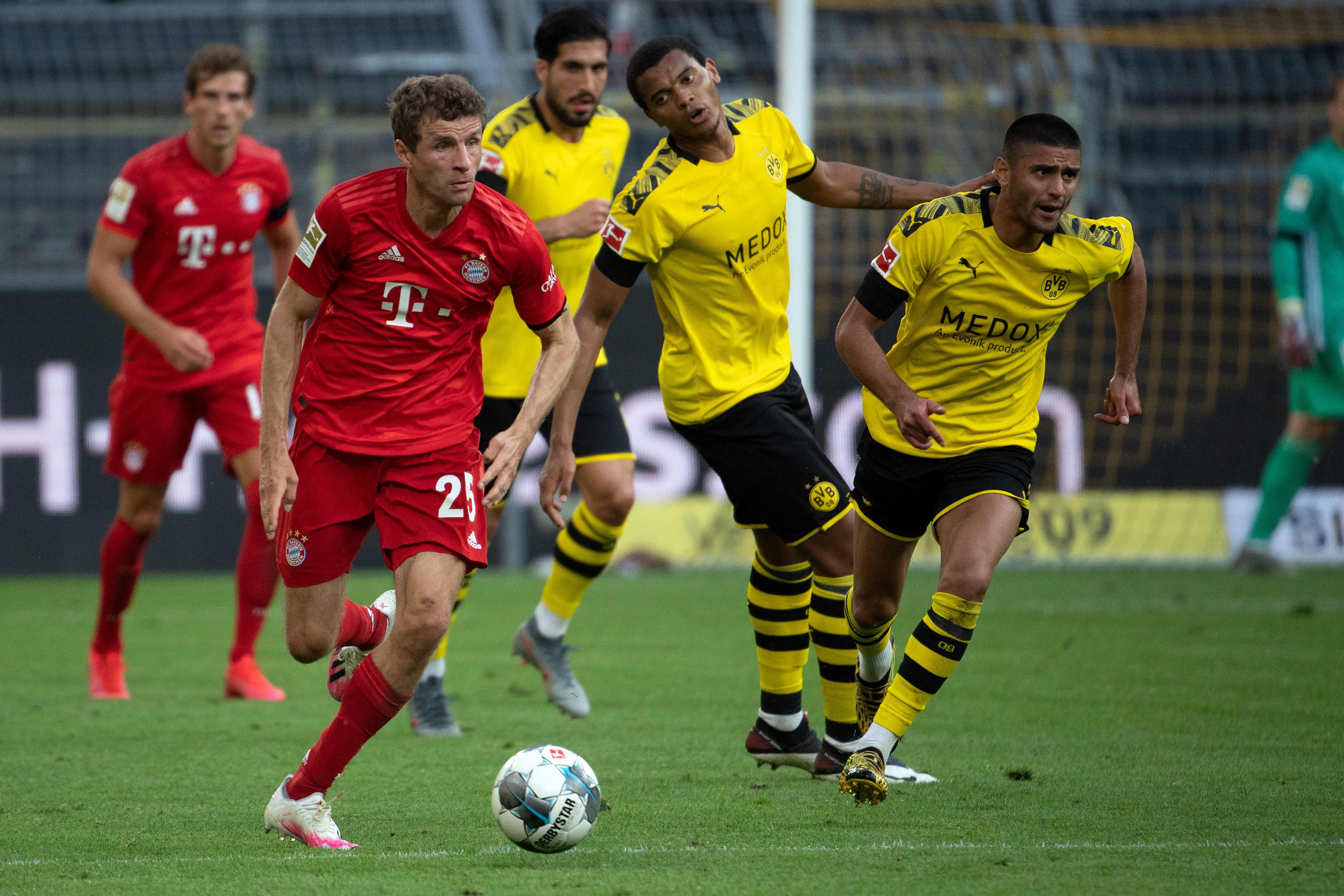 Laga Bundesliga antara Bayern Muenchen dan Borussia Dortmund.