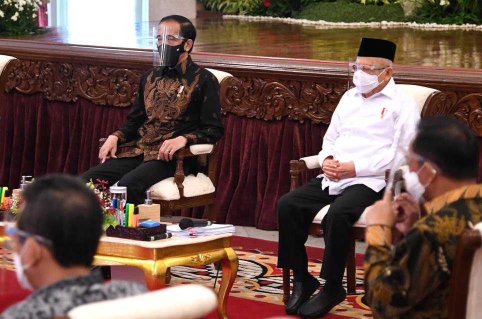 Presiden Jokowi bersama Wapres Ma'ruf Amin saat memimpin rapat kabinet di Istana Negara.