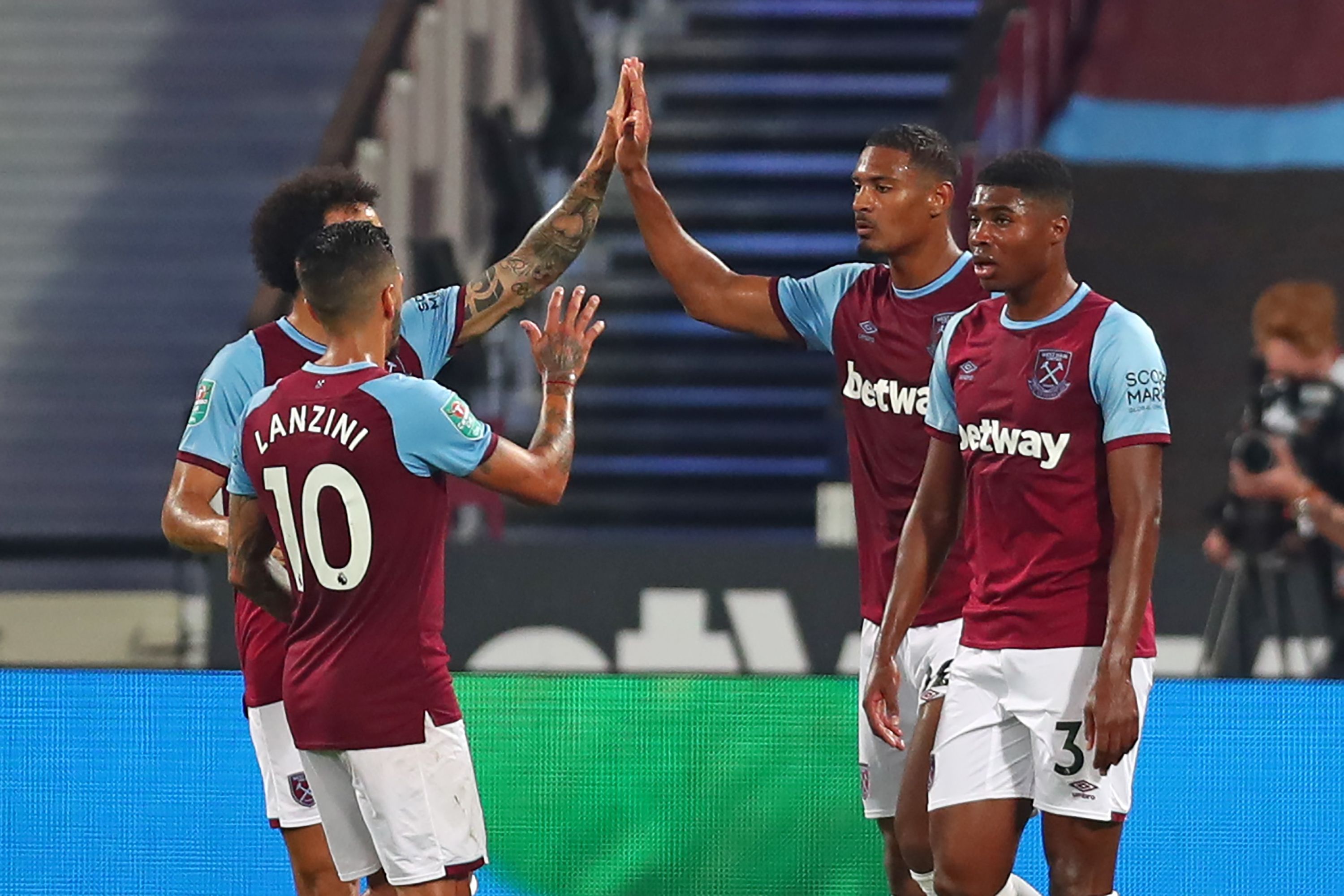 Para pemain West Ham United melakukan selebrasi usai mencetak gol ke gawang Charlton di laga putaran kedua Piala Liga.