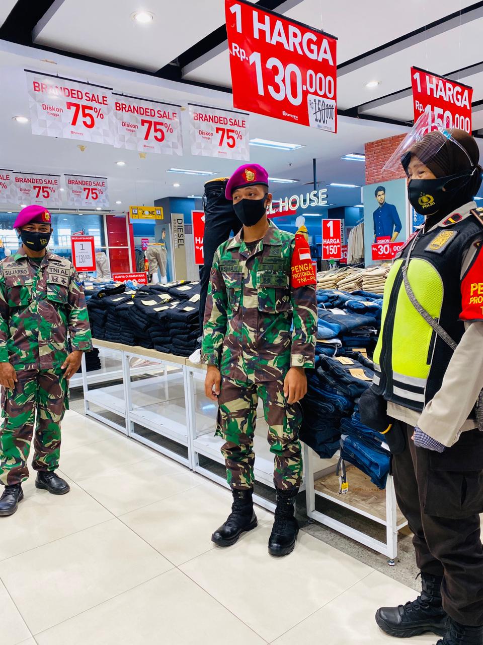 Polwan dan TNI sosialisasi protokol kesehatan di pusat perbelanjaan di Sidoarjo. 