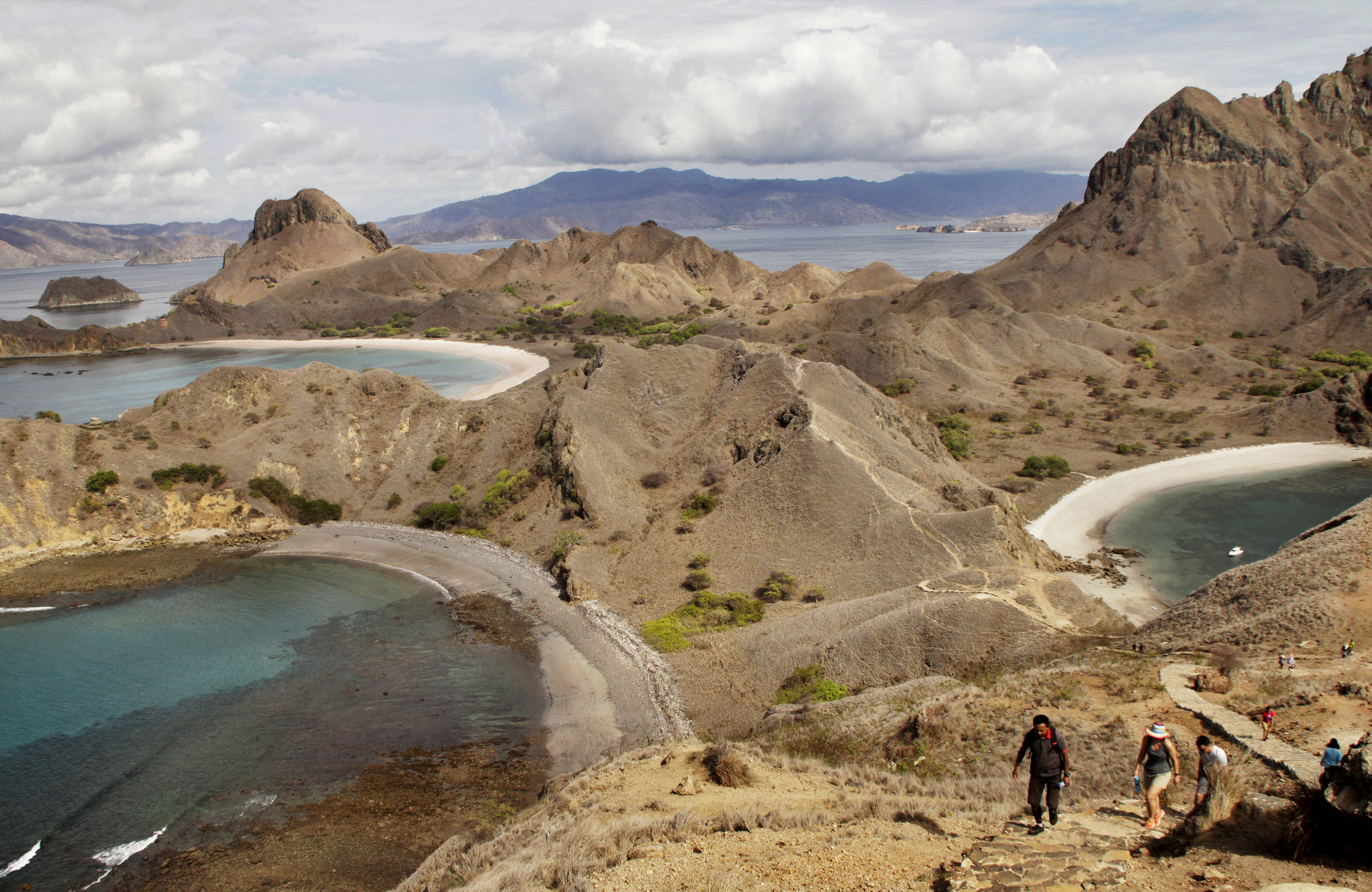 Sejumlah wisatawan mendaki bukit di Pulau Padar, Manggarai Barat, NTT.