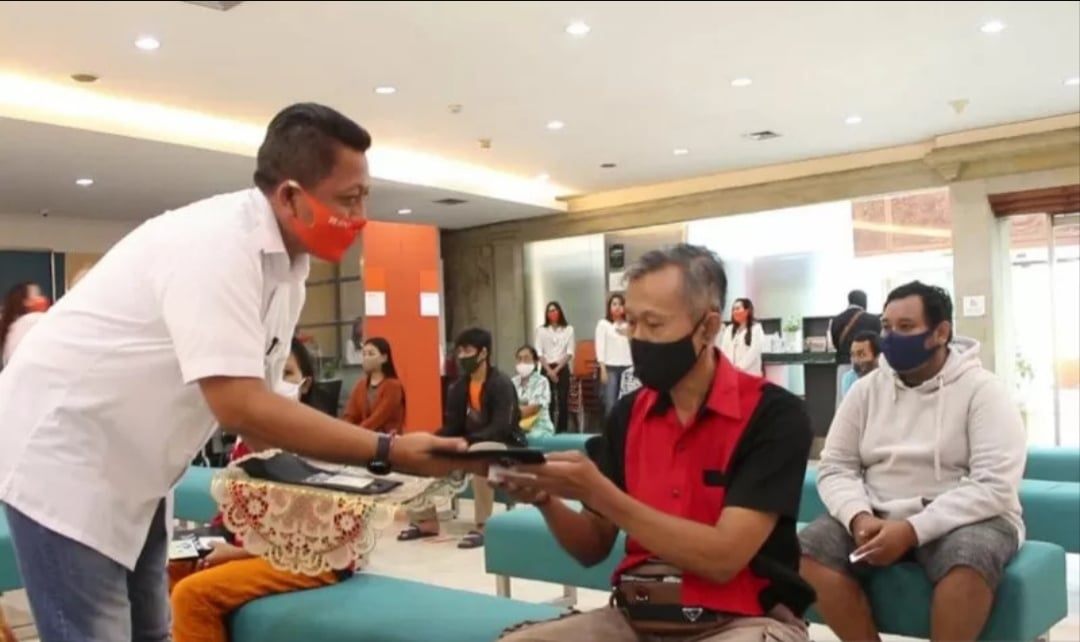 BNI memberikan bingkisan kepada nasabah dalam rangka memperingati Hari Pelanggan Nasional 2020, Jumat (4/9/2020). 