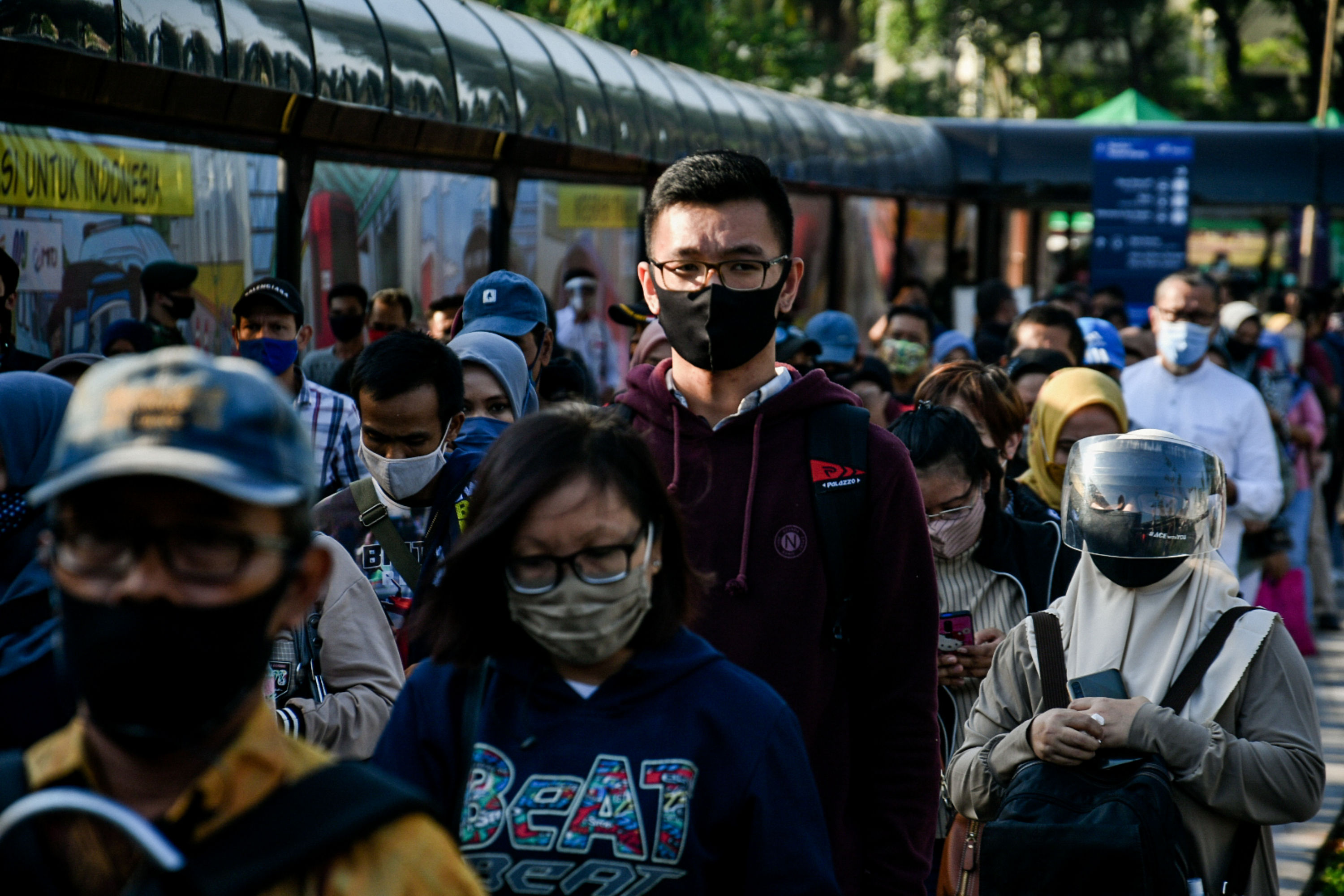 Pekerja berjalan di kawasan Stasiun Tanah Abang, Jakarta.