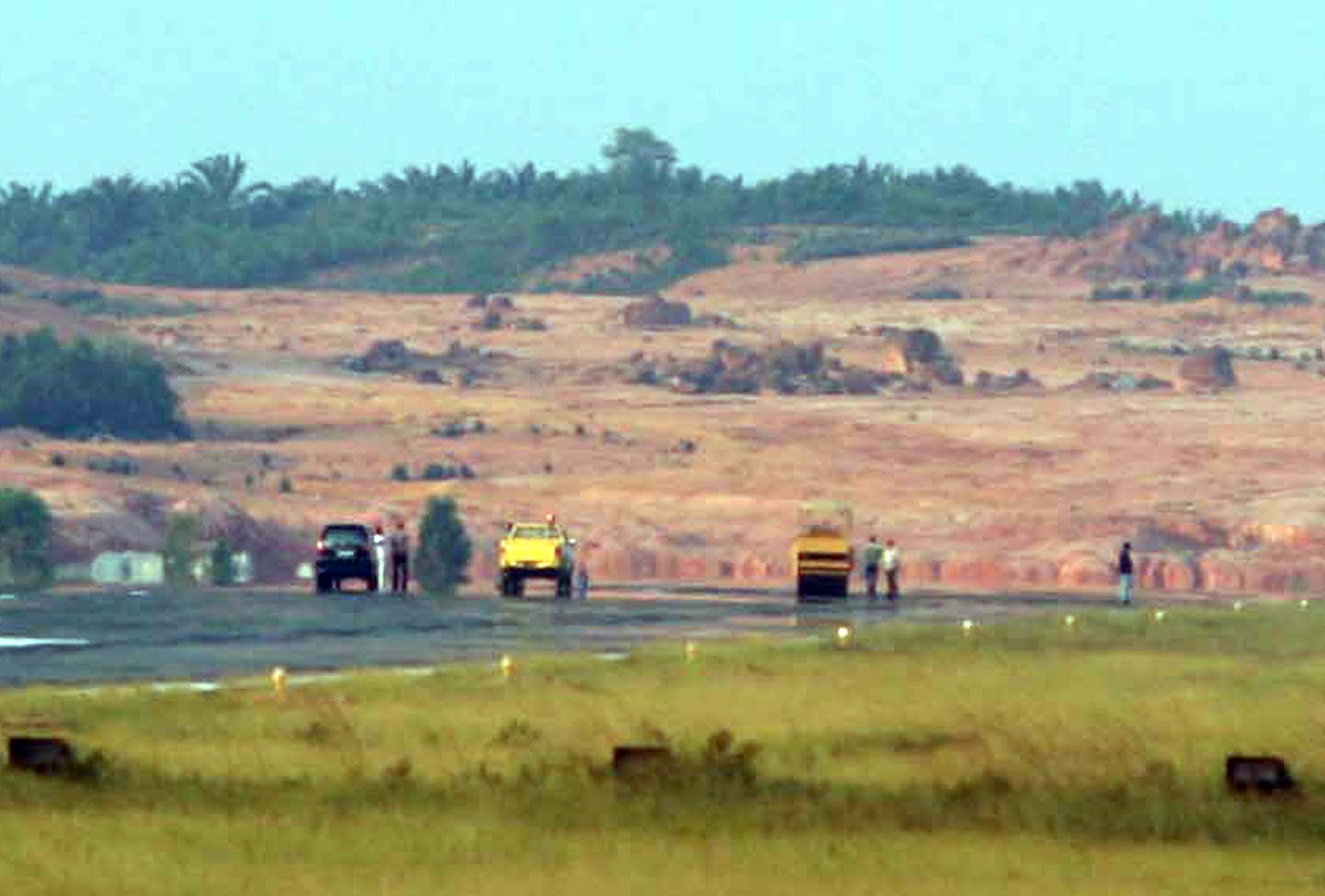 Petugas melakukan perawatan landasan pacu Bandara Internasional Raja Haji Fisabilillah (RHF) Tanjung Pinang, Provinsi Kepulauan Riau.