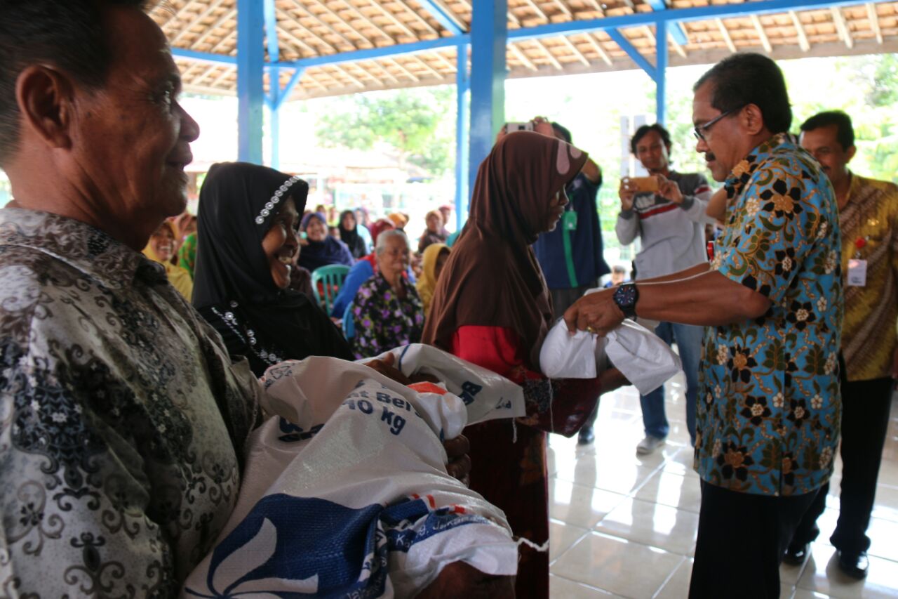 KELUARGA MISKIN BLORA TERIMA BERAS GRATIS