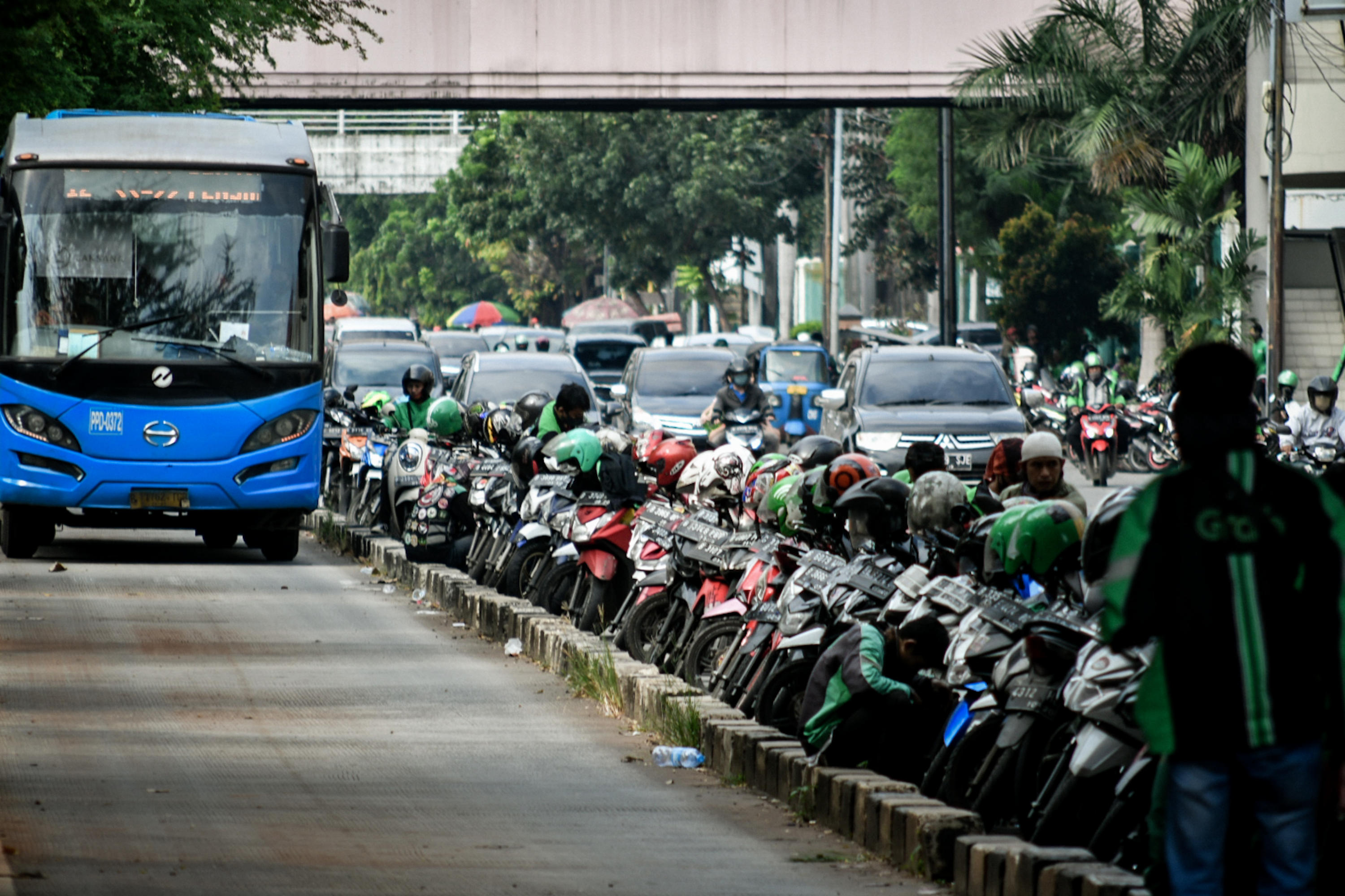 Sejumlah pengemudi ojek daring kembali ramai memenuhi bahu jalan di kawasan ITC Mangga Dua.