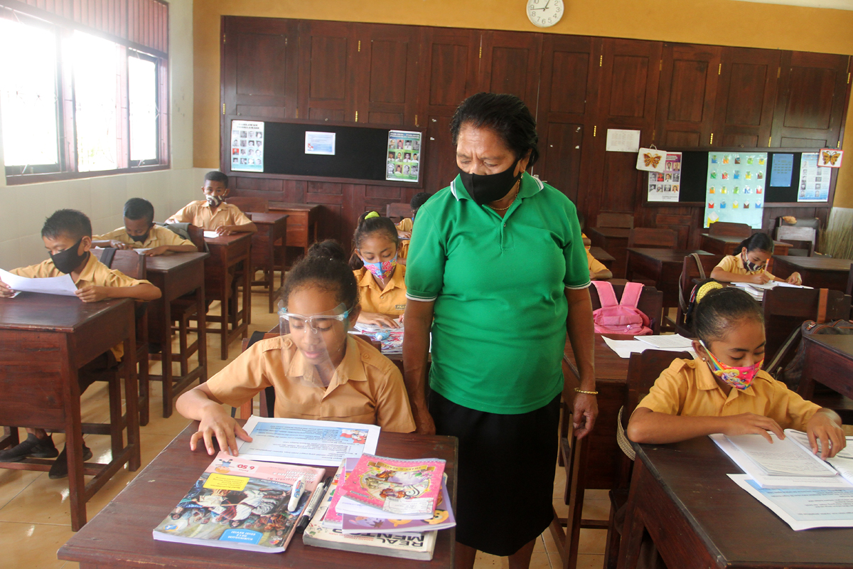 Siswa SD Negeri Sonraen, Amarasi Timur, Kupang, NTT saat mengikui KBM tatap muka pekan lalu. KBM di Kupang kembali dihentikan.