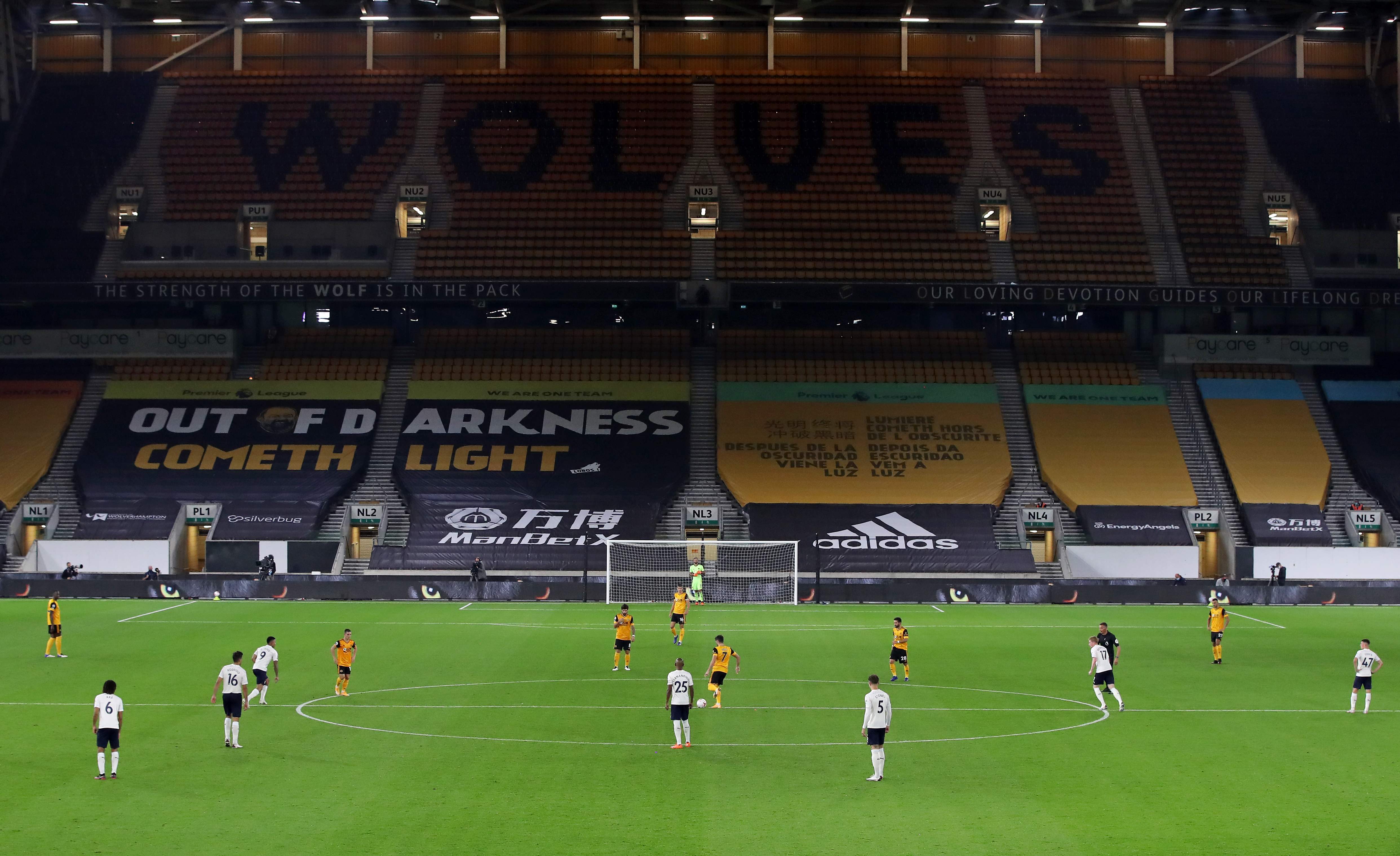 Laga Liga Primer Inggris antara Wolverhampton Wanderers dan Manchester City digelar tanpa penonton akibat pandemi covid-19.