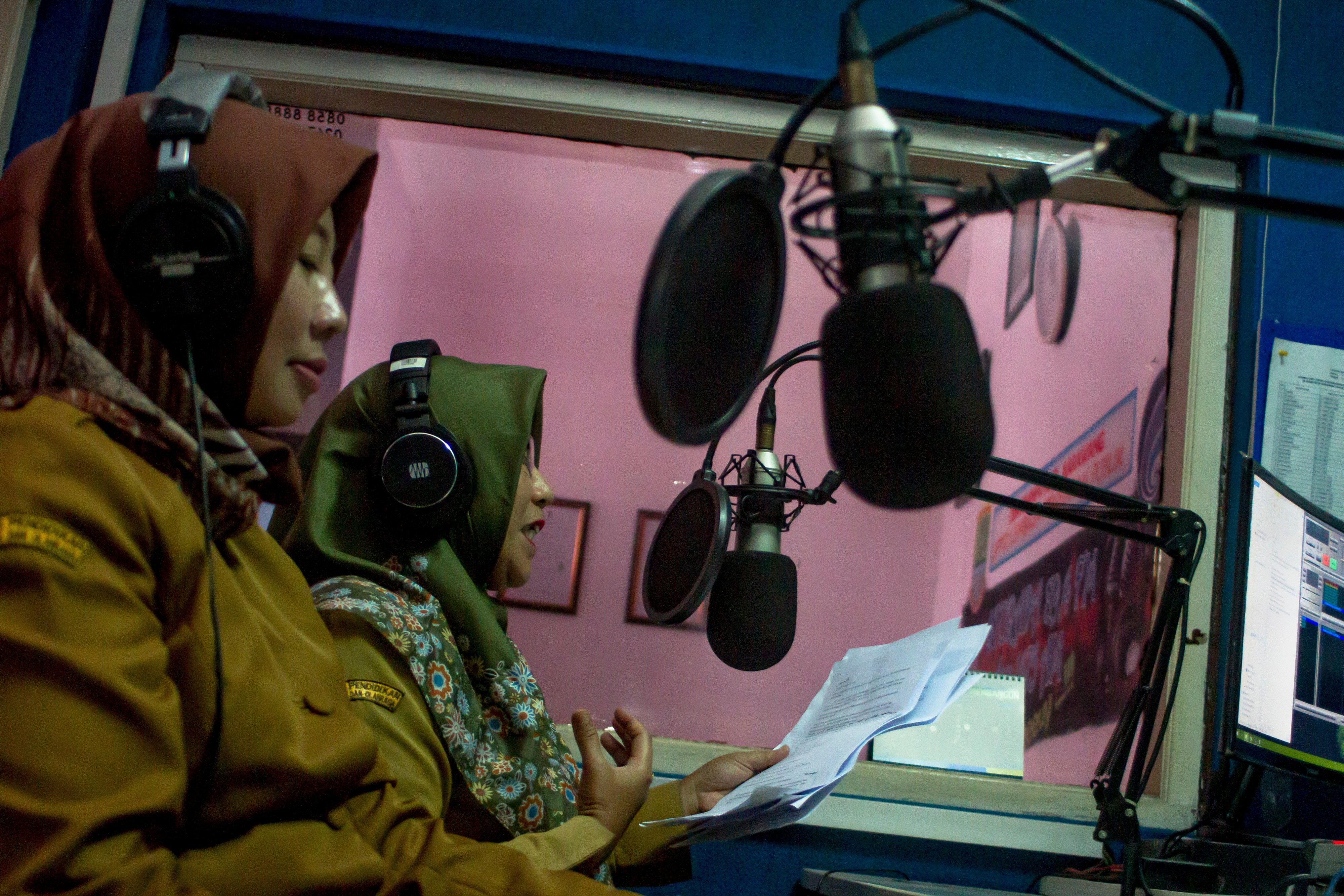 Guru di Karawang, Jawa baratmelakukan pembelajaran jarak jauh menggunakan siaran radio