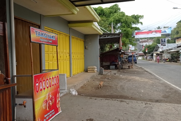 Pasar Sirampog, Brebes ditutup empat hari setelah salah satu pedagang meninggal akibat Covid-19. 
