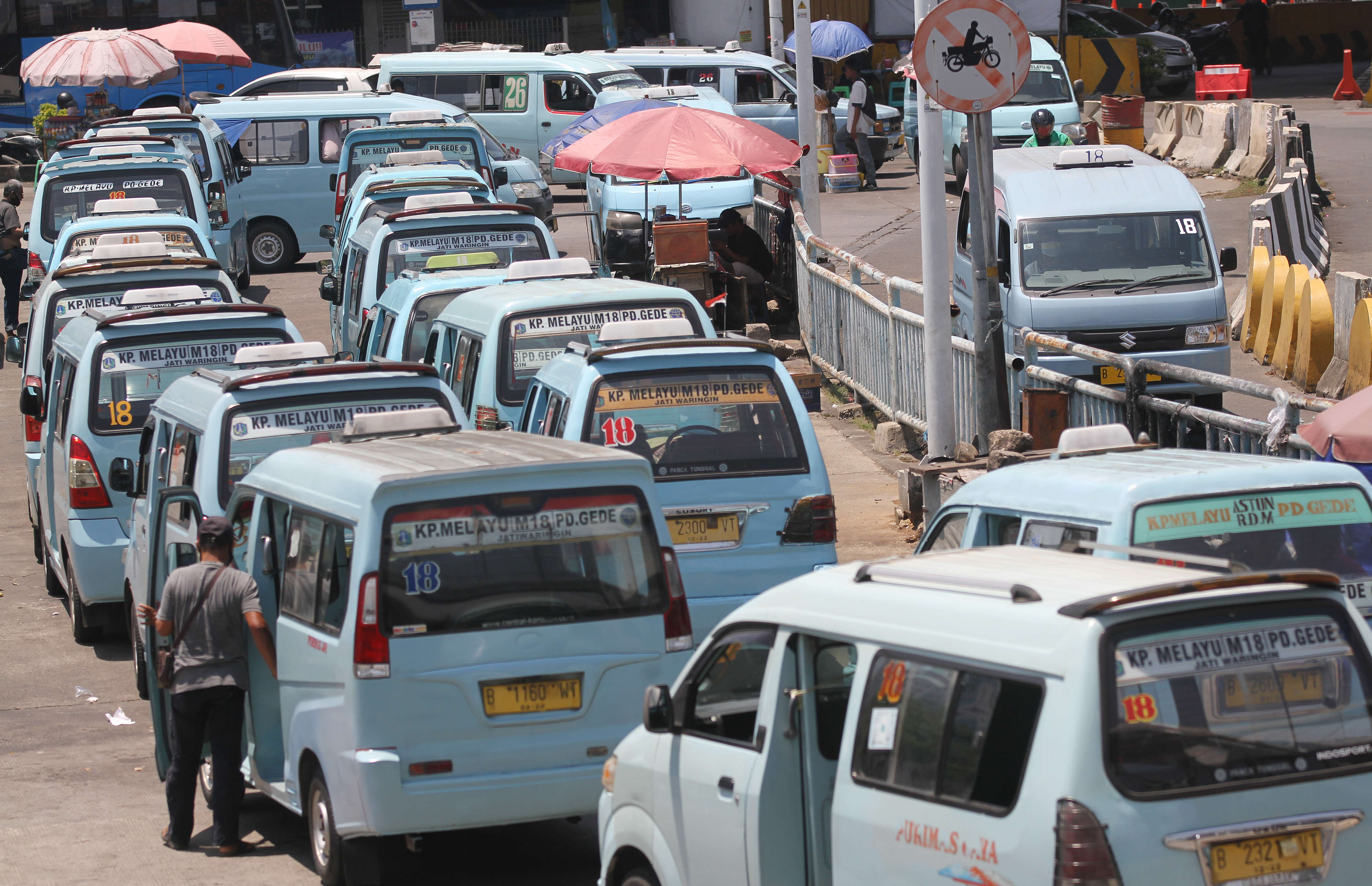 Sejumlah angkutan kota (angkot) antre menunggu penumpang di Terminal Kampung Melayu, Jakarta.