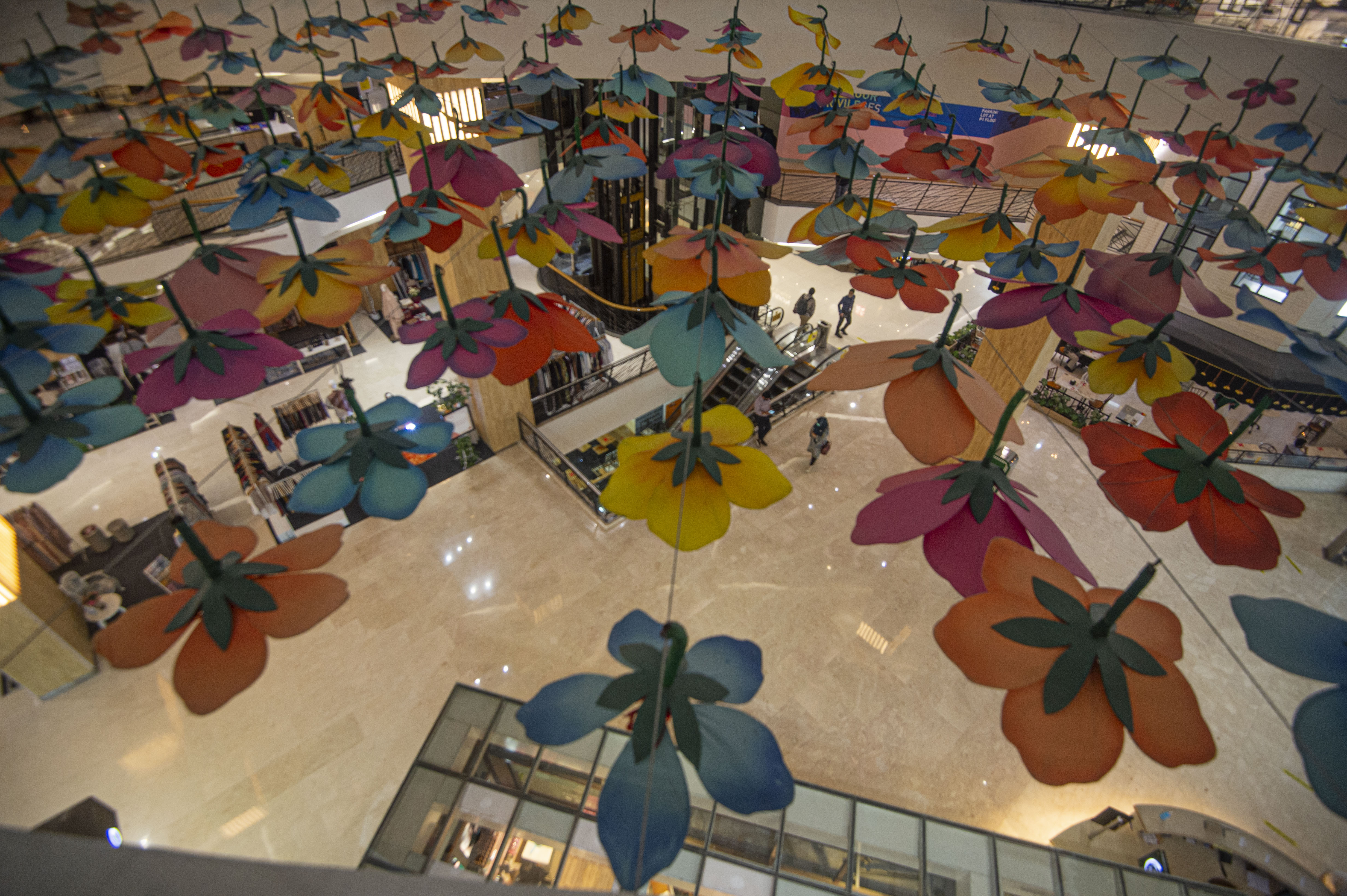  Sejumlah warga berjalan di salah satu pusat perbelanjaan di Senayan, Jakarta, kemarin.