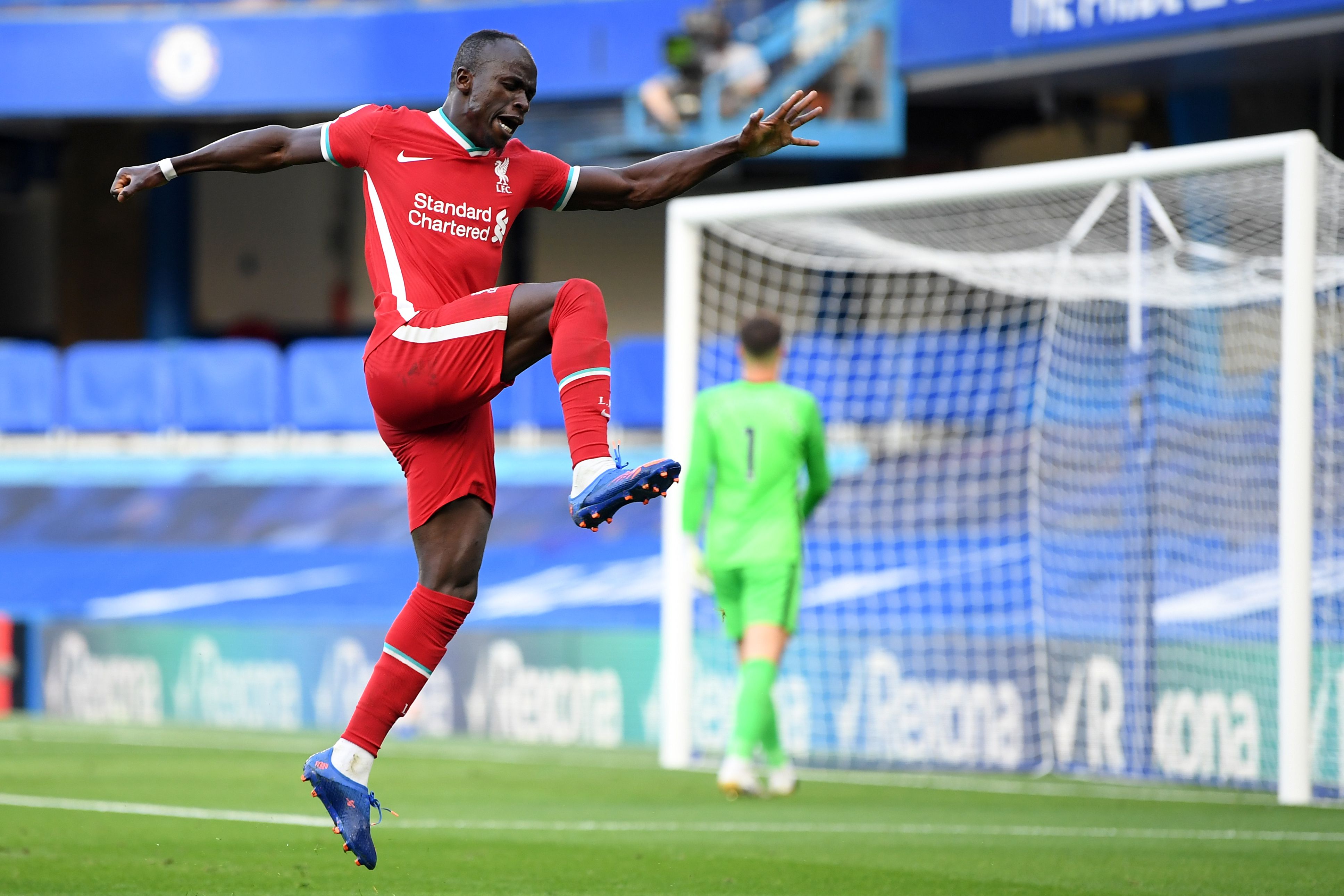 Gelandang Liverpool Sadio Mane melakukan selebrasi usai mencetak gol keduanya ke gawang Chelsea.