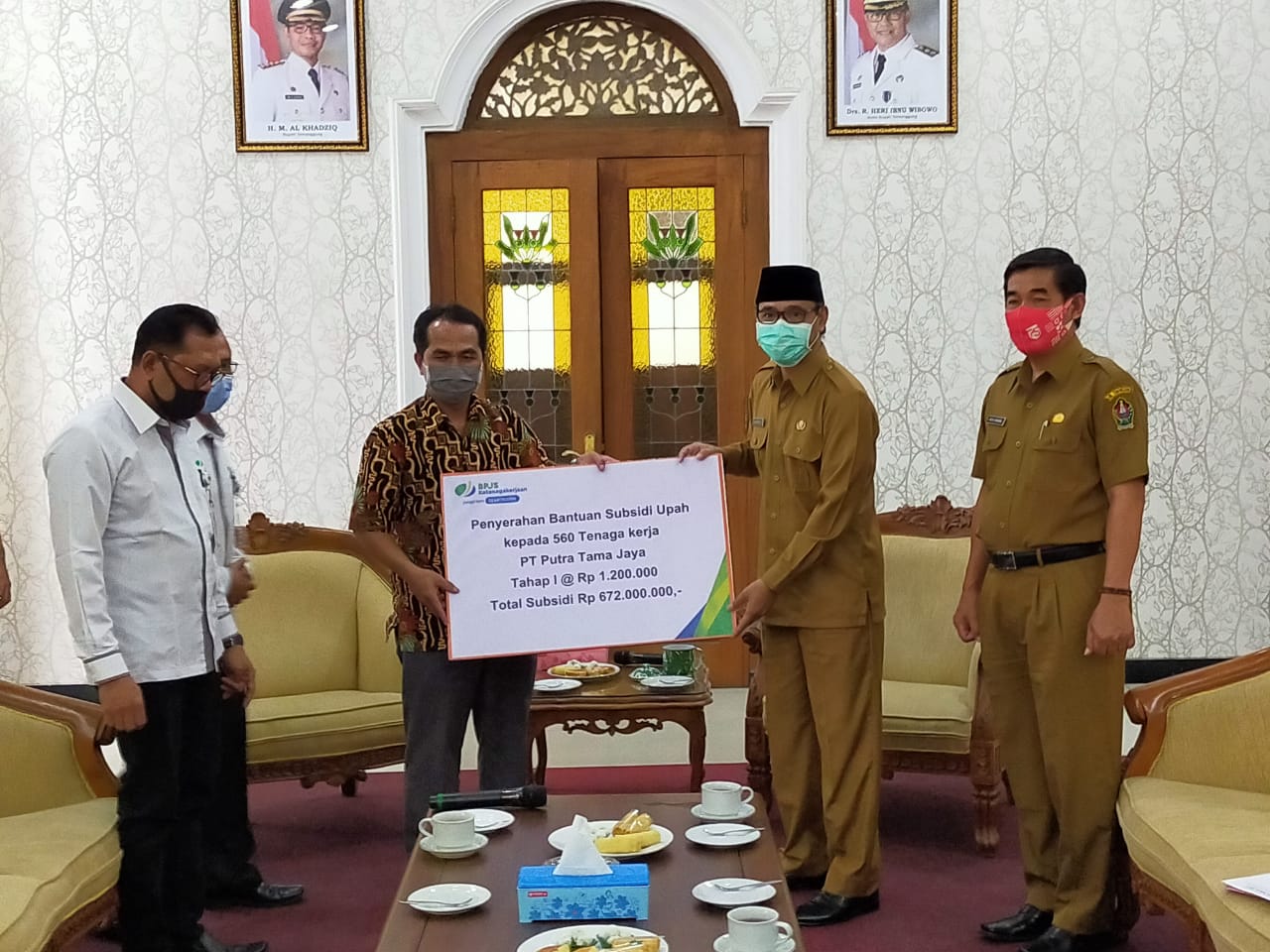 Bupati Temanggung M Al Khadziq menyerahkan secara simbolis subsidi untuk 560 pekerja di Ruang Gajah Kompleks Kantor Bupati, Senin (7/9/2020)