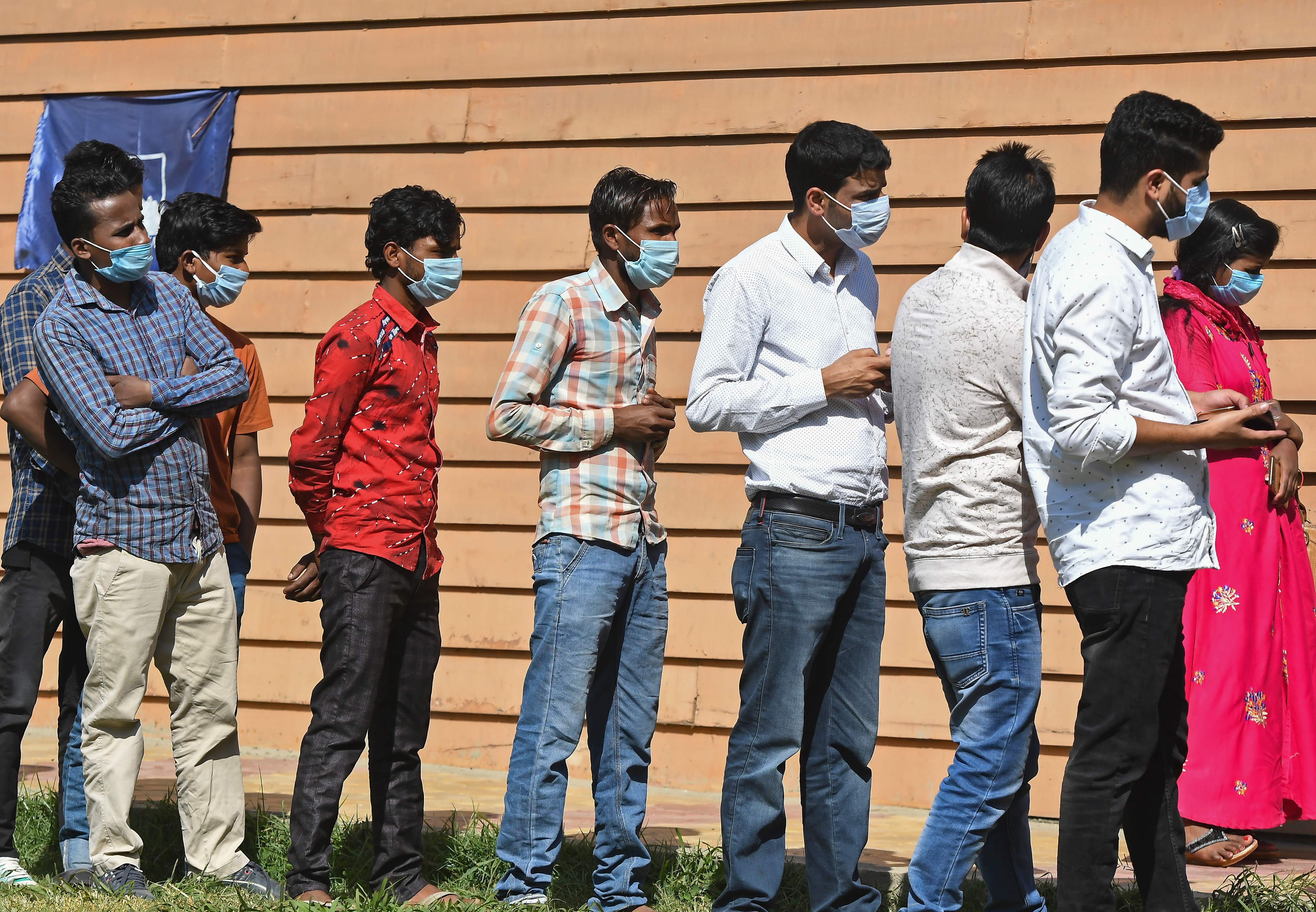 Orang-orang menunggu dalam antrian untuk mengambil Tes Antigen Cepat (RAT) untuk virus corona Covid-19, di Srinagar pada 28 September 2020.