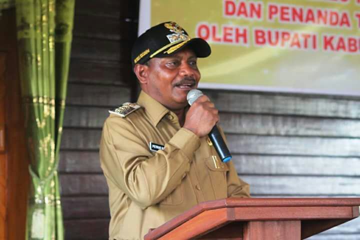 Bupati Teluk Bintuni Petrus Kasihiw.