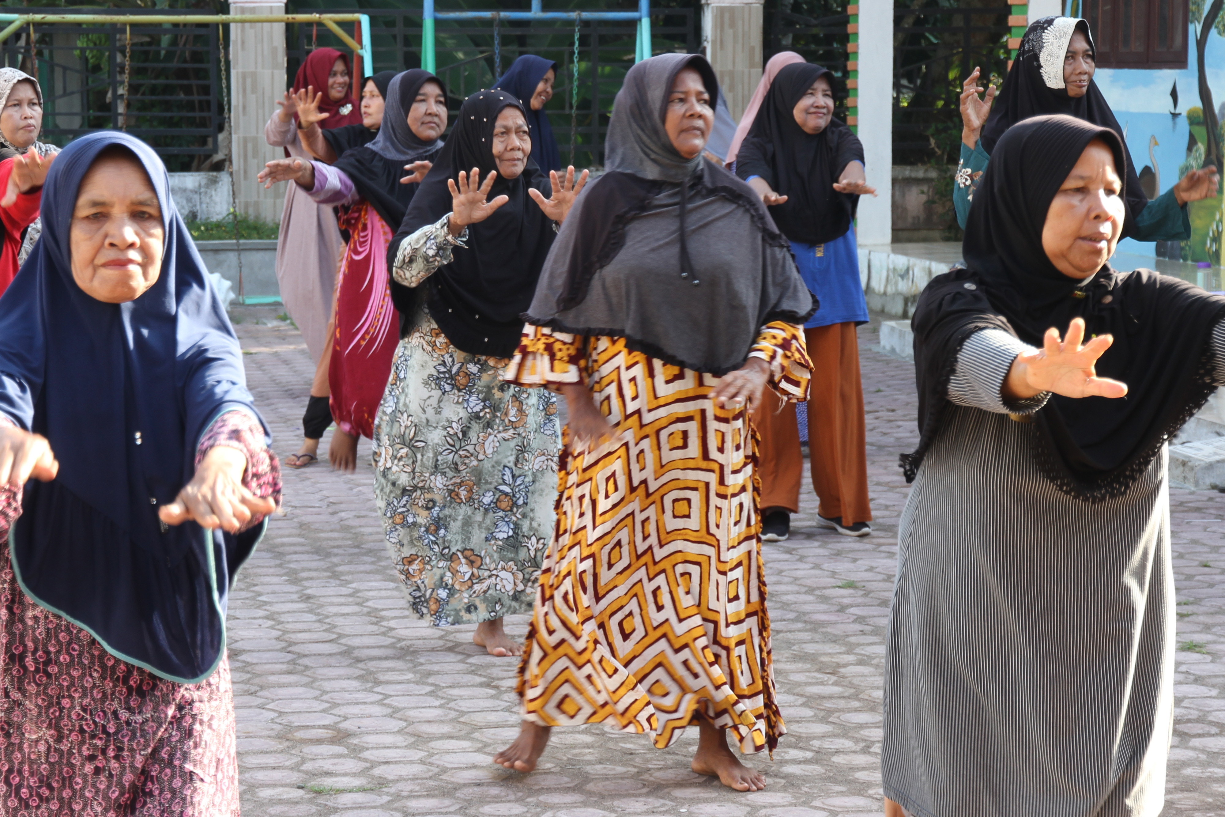 Ilustrasi lansia yang mengikti senam kesehatan.