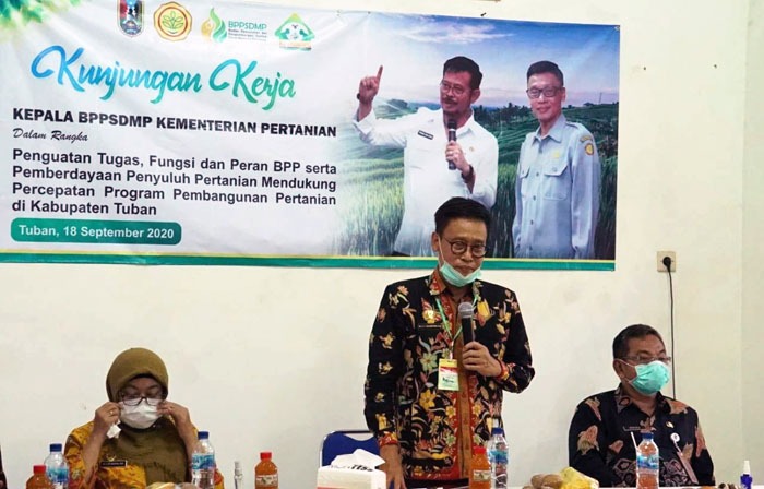 Kepala BPPSDMP Dedi Nursyamsi (tengah) didampingi Sekretaris BPPSDMP Siti Munifah di BPP Sugio, Tuban.
