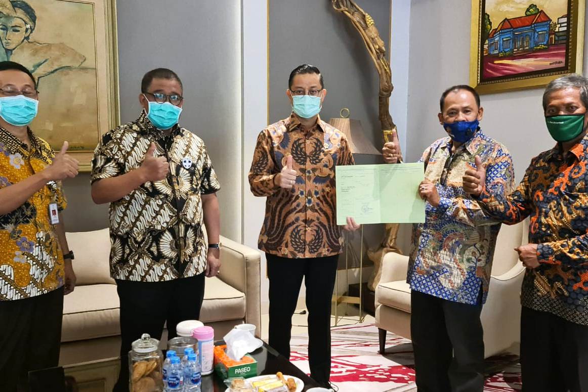 Mensos Juliari P Batubara (tengah) menerima langsung sertifikat tanah aset Kemensos di DIY.