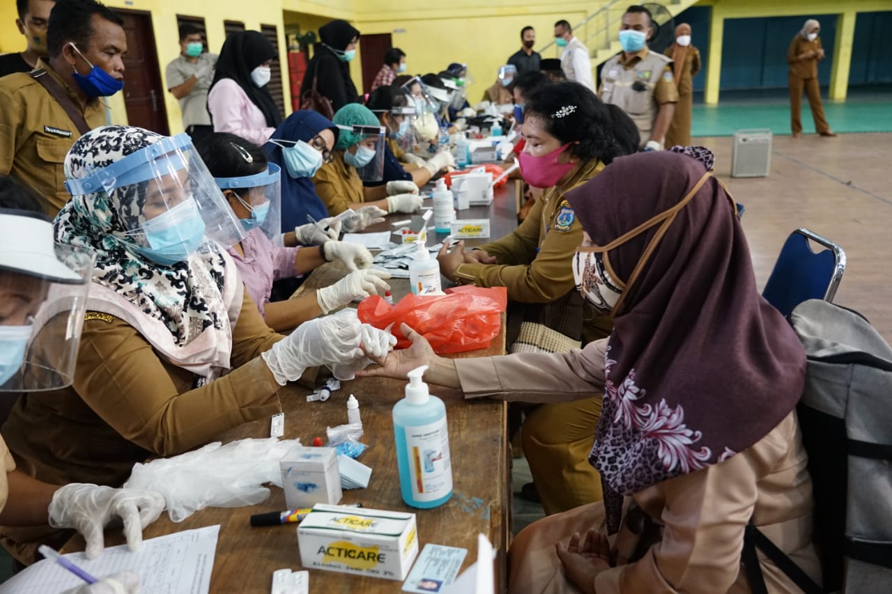 Ilustrasi guru melakukan rapid test