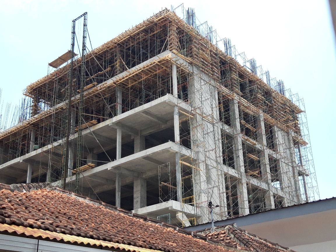 Proyek Rumah Sakit Universitas Islam Malang (Unisma) yang dihentikan karena ada pekerja yang tewas