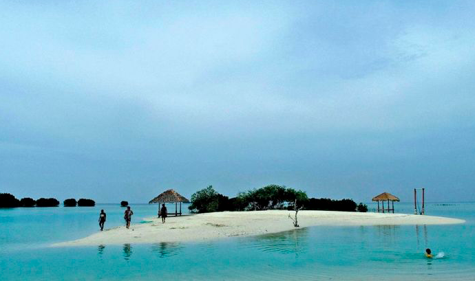 Turis domestik berwisata di Pantai Perawan, Pulau Pari, Kepulauan Seribu, Jakarta, Minggu (19/11). 