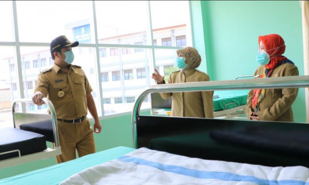 Wali Kota Arief meninjau kesiapan Puskesmas Jurumudi Baru sebagai tempat isolasi mandiri bagi pasien OTG. 