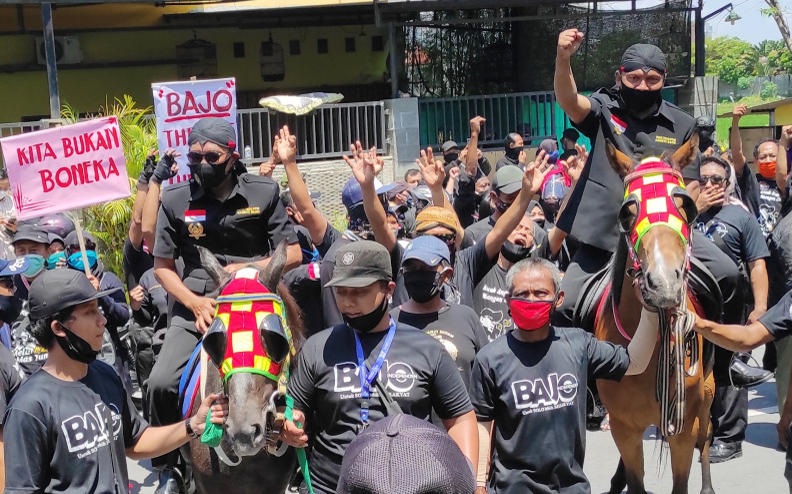 Meski dilarang, arak-arakan dan kerumunan pendukung tetap terjadi dalam pendaftaran paslon untuk Pilkada 2020.