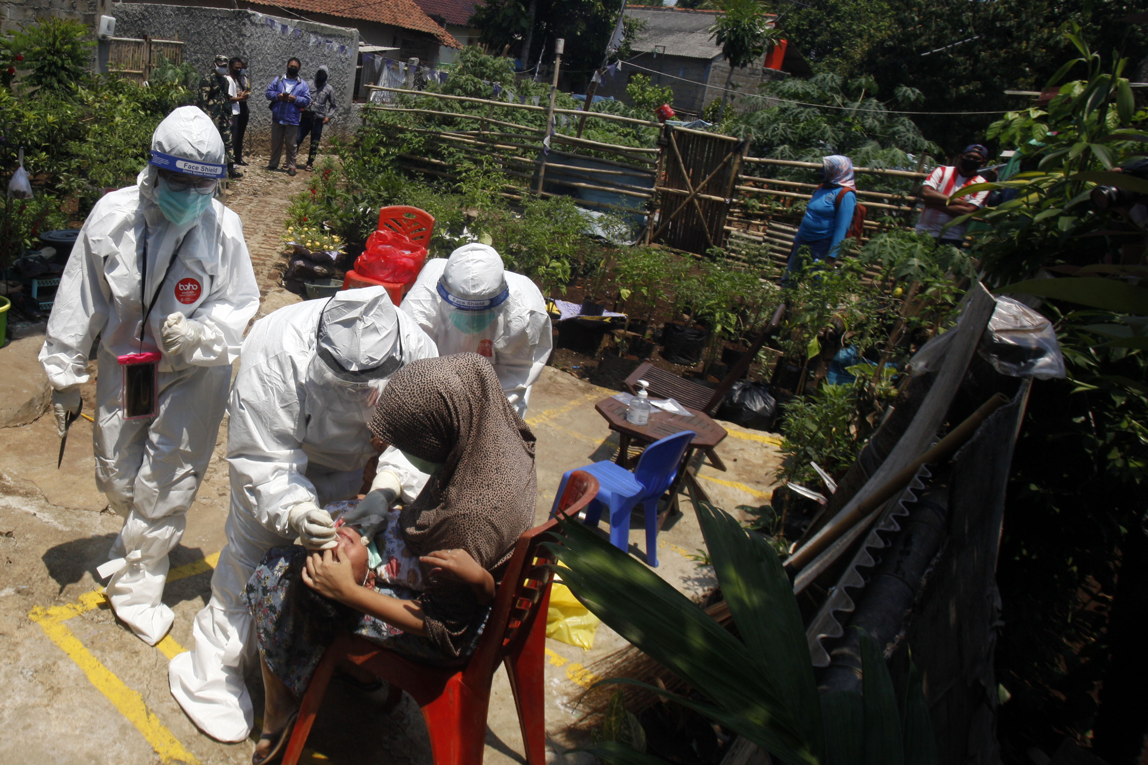 Petugas Dinas Kesehatan Kabupaten Bogor melakukan test swab jemput bola ke rumah warga di Bojong Gede, Kabupaten Bogor