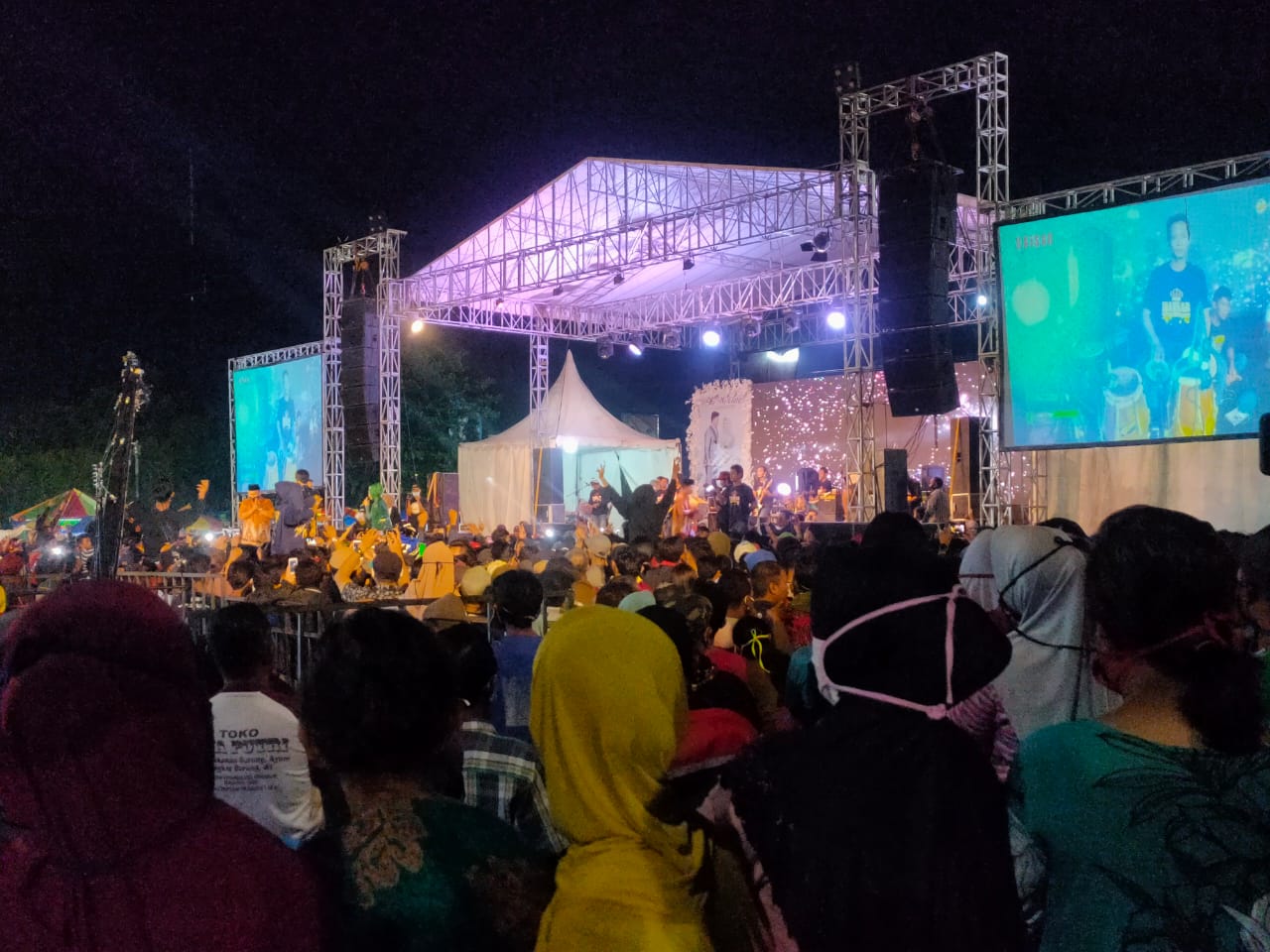 Suasana dangdutan yang digelar saat Wakil Ketua DPRD Tegal menggelar pesta, Rabu (23/9).   