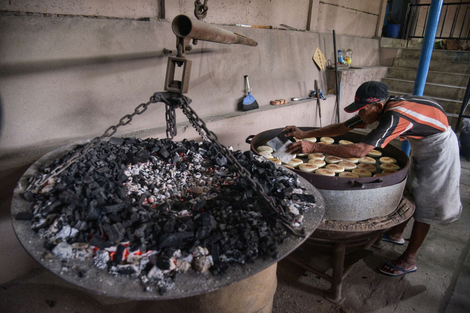 Pekerja menyelesaikan pembuatan kue bulan di kawasan Ciater, Tangerang Selatan, Banten, kemarin.