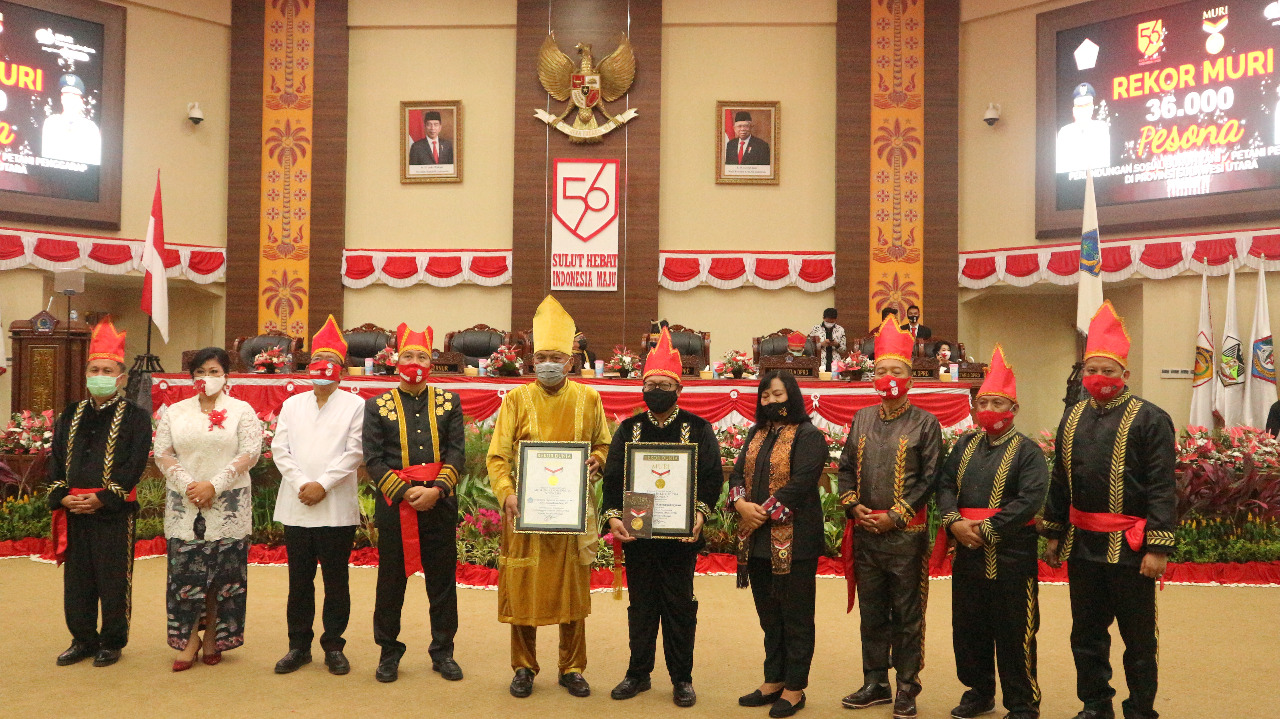 Acara penyerahkan kartu kepesertaan BPJAMSOSTEK kepada lima perwakilan buruh tani dan petani dan rekor MURI di Kantor Gubernur Sulut