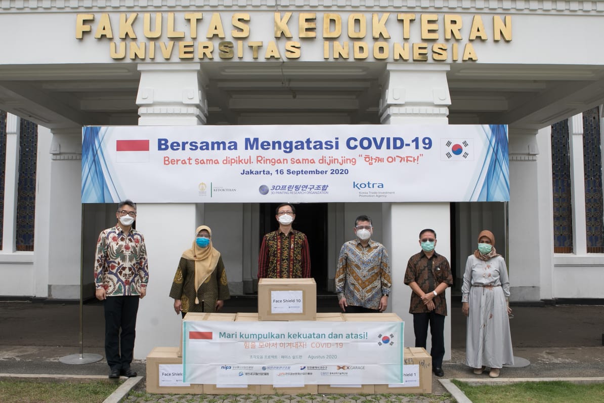 3D Printing Research Organization mendonasikan 1.000 buah pelindung wajah yang dibuat melalui proyek Face Shield kepada FKUI.
