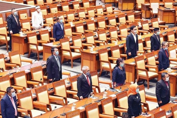 Anggota DPR memakai masker dan menjaga jarak saat mengikuti rapat paripurna di gedung parlemen, Senayan, Jakarta, kemarin.