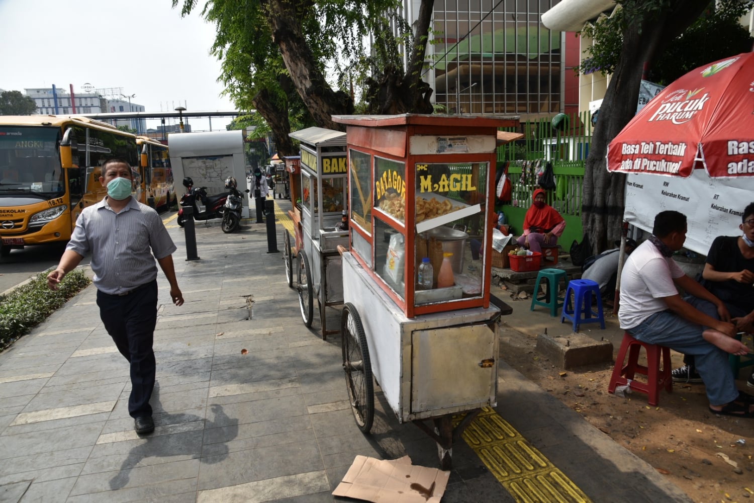 Pedagang berjualan di trotoar kawasan Jalan Kramat Raya, Jakarta.
