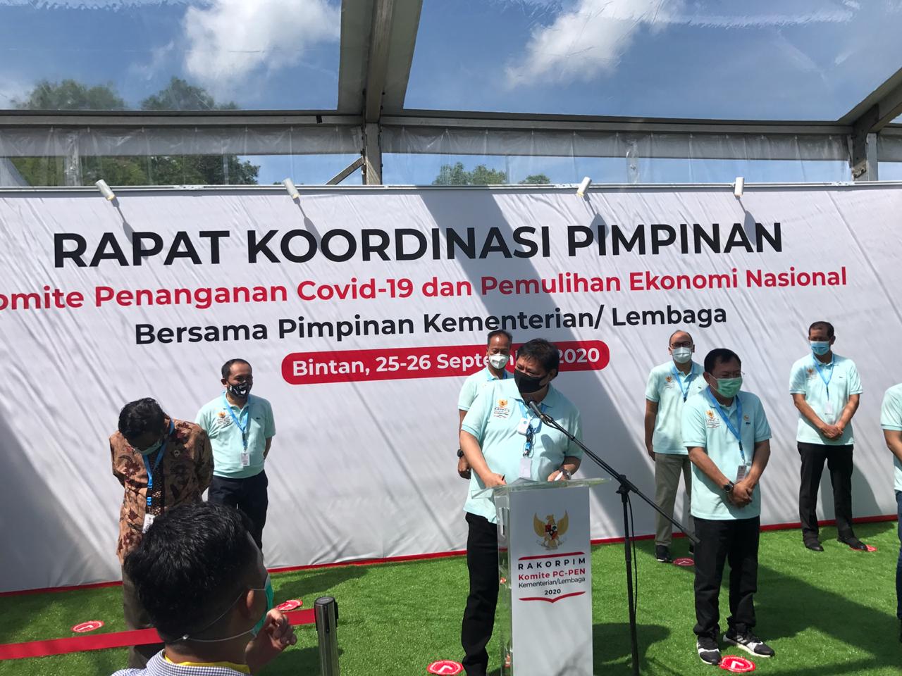  Menteri Koordinator Bidang Perekonomian Airlangga Hartarto (tengah) saat memberikan keterangan pers.