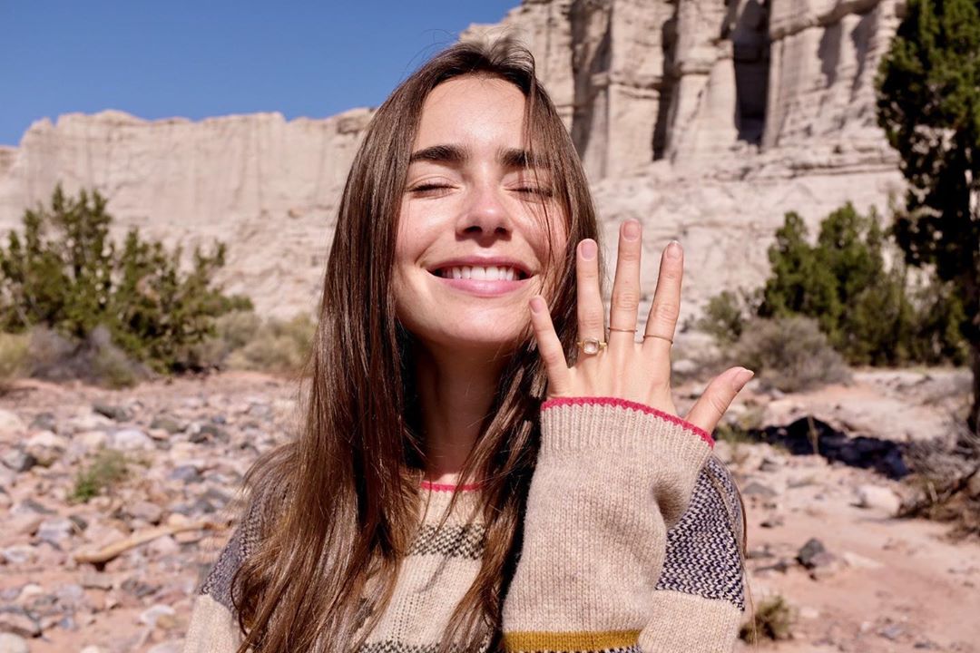 Lily Collins memamerkan cincin pertunangannya.