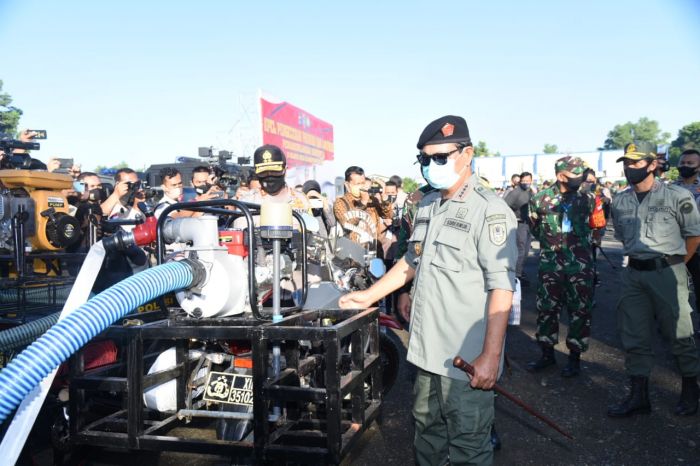 Gubernur Kalsel Sahbirin Noor bersama Kapolda Kalsel Irjen Nico Afinta melihat sarpras pendukung penanganan karhutla.  