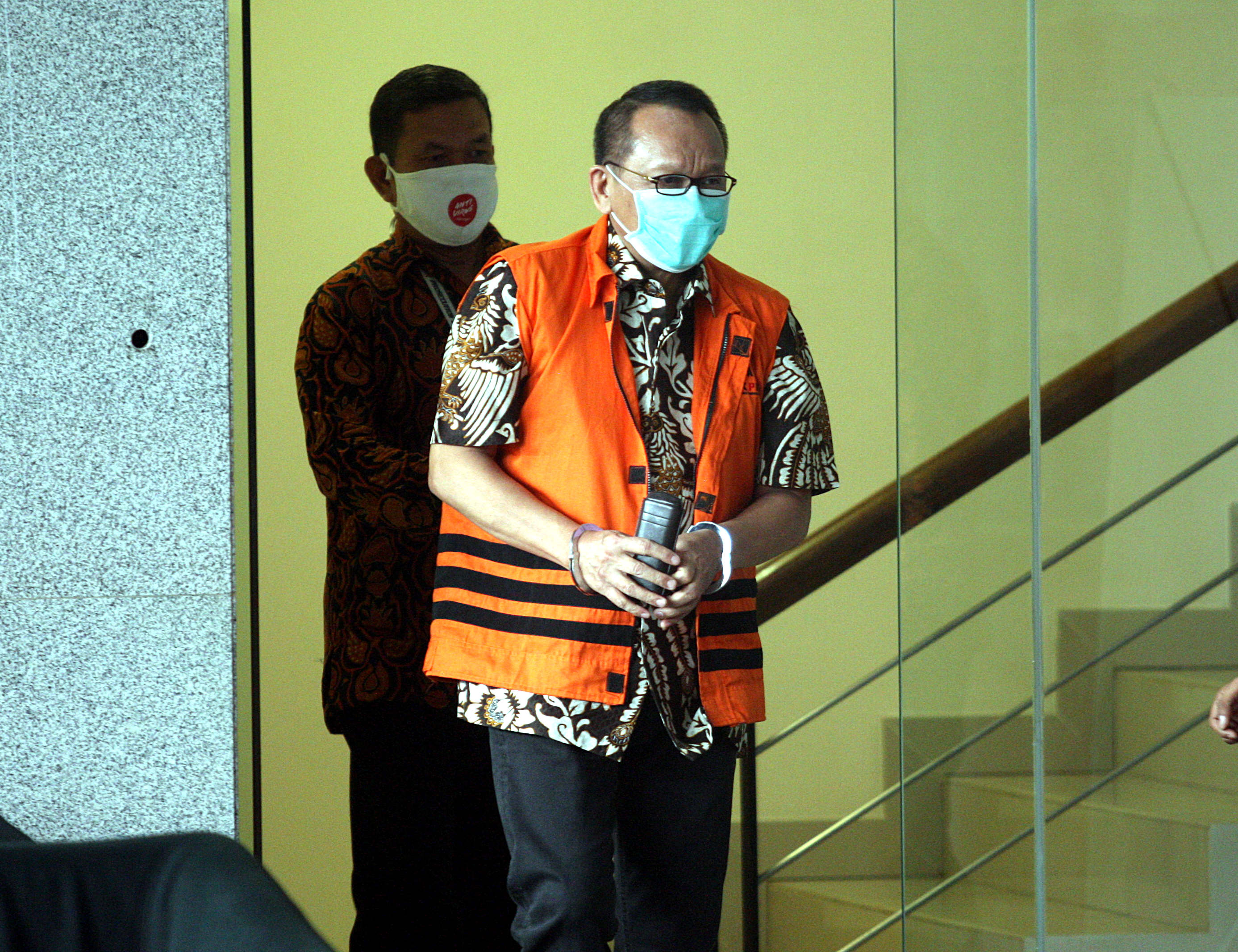 Tersangka mantan Sekretaris Mahkamah Agung (MA) Nurhadi sseusai diperiksa di Gedung KPK, Jakarta, kemarin.