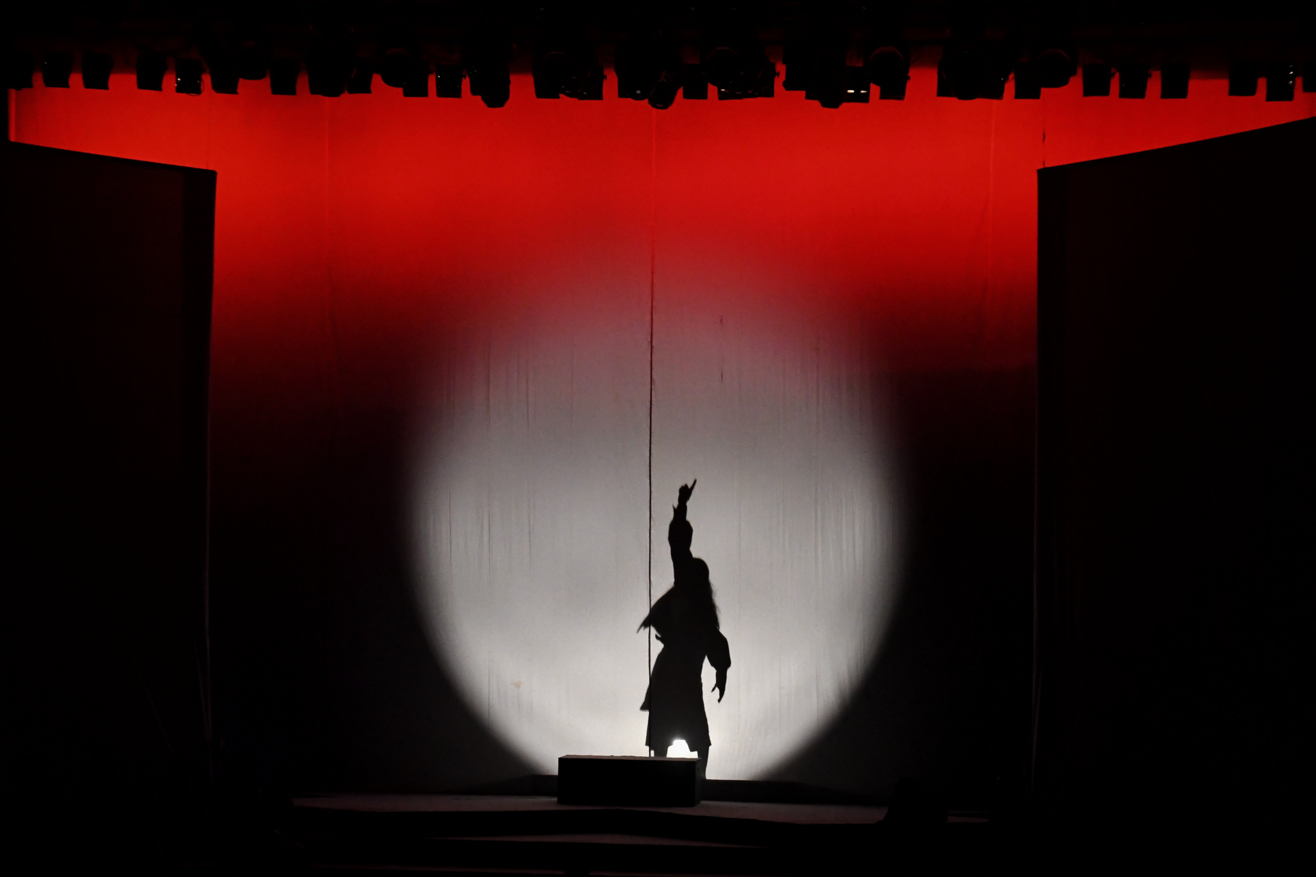  Aksi pemain teater dalam pementasan teater mahakarya WS Rendra 'Panembahan Reso' di Ciputra Artpreneur Theater, Jakarta, Jumat (24/1).