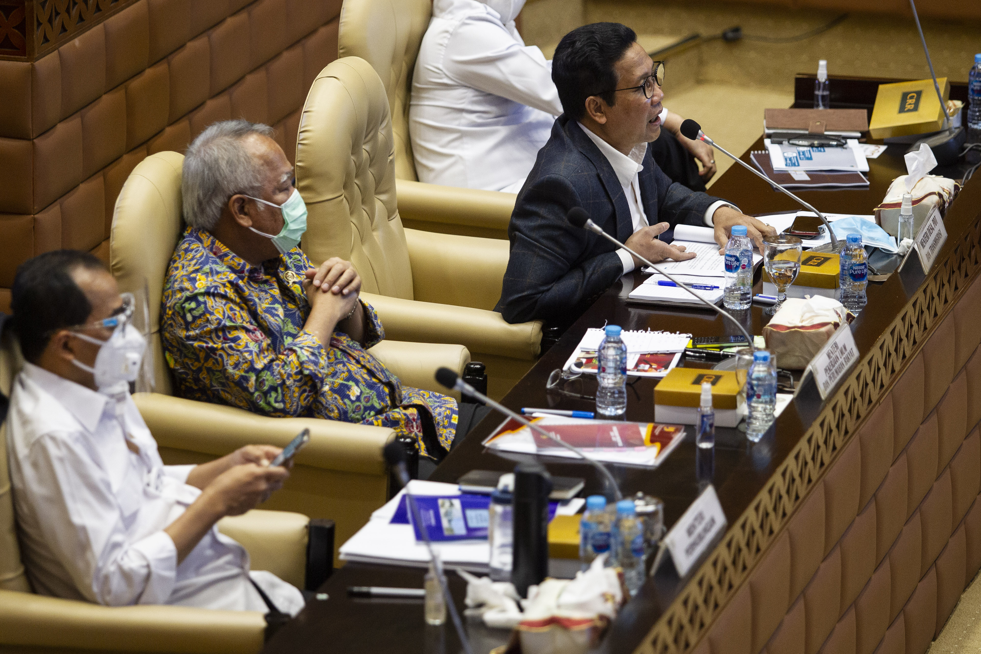  Menteri Perhubungan Budi Karya Sumadi (kiri) mengikuti rapat kerja dengan Komisi V DPR di Kompleks Parlemen, Senayan, Jakarta.