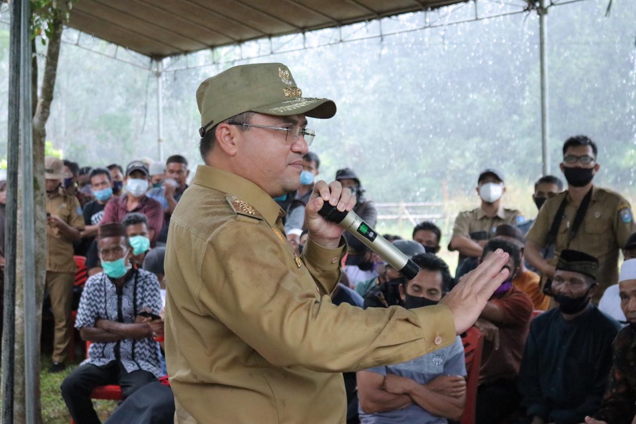 Gubernur Babel Erzaldi Rosman saat menyampaikan bantuan bidang pertanian kepada masyarakat Kabupaten Bangka Tengah.