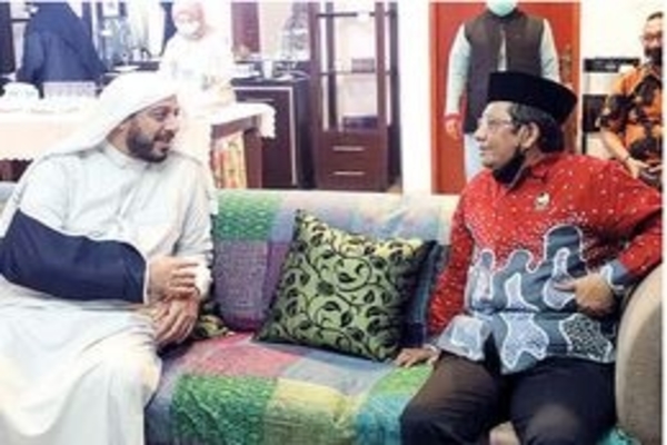 Menko Polhukam Mahfud MD berbicang dengan Syekh Ali Jaber (kiri) di kediaman ulama tersebut di Cempaka Putih, Jakarta, Senin (14/9).